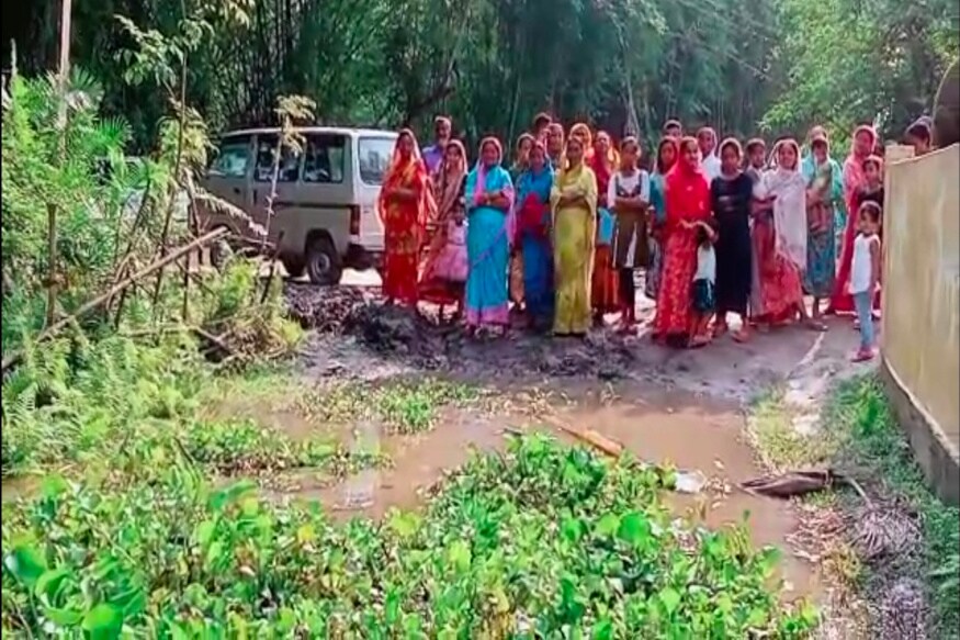 কলৰ ভূঁৰেৰে যাত্ৰা কৰি বিবাহ কাৰ্য সম্পন্ন কৰিবলগীয়া হোৱাৰ বাবে স্থানীয় লোকৰ ক্ষোভ৷ কিয়নো ২০০৪ চনতে ছিপাঝাৰ সমষ্টিৰ পাথৰিঘাট ৰাজহ চক্ৰ এলেকাৰ দুৰদুৰিয়াত দিমীলা নদীৰ বাঢ়নী পানীয়ে চিঙি নিছিল মথাউৰি৷ কলৰ ভূঁৰেৰে যাত্ৰা কৰি বিবাহ কাৰ্য সম্পন্ন কৰিবলগীয়া হোৱাৰ বাবে স্থানীয় লোকৰ ক্ষোভ৷ কিয়নো ২০০৪ চনতে ছিপাঝাৰ সমষ্টিৰ পাথৰিঘাট ৰাজহ চক্ৰ এলেকাৰ দুৰদুৰিয়াত দিমীলা নদীৰ বাঢ়নী পানীয়ে চিঙি নিছিল মথাউৰি৷