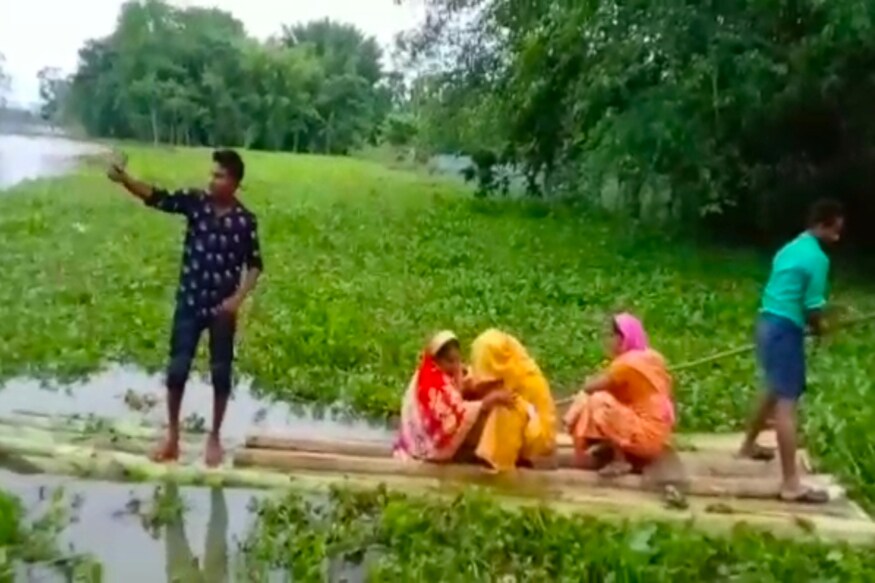 কইনাক কলৰ ভূঁৰৰ পৰা আগবঢ়াই নিবলৈ দৰা পক্ষৰ লোকে ভিৰ কৰিলে কুমাৰপাৰা গাঁৱত৷ স্মৃতি ৰোমন্থনৰ বাবে কোনেৱে লৈছে ছেলফি, আন কোনোৱে কৰিছে ভিডিঅ’৷ কইনাক কলৰ ভূঁৰৰ পৰা আগবঢ়াই নিবলৈ দৰা পক্ষৰ লোকে ভিৰ কৰিলে কুমাৰপাৰা গাঁৱত৷ স্মৃতি ৰোমন্থনৰ বাবে কোনেৱে লৈছে ছেলফি, আন কোনোৱে কৰিছে ভিডিঅ’৷