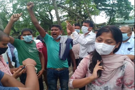 ‘আমাক খাদ্য দিয়ক, নহ’লে গুলীয়াই মাৰক’, ৰাজহ চক্ৰ বিষয়াৰ সন্মুখতে হাজোত উত্তাল প্ৰতিবাদ বন্যাৰ্তৰ ‘আমাক খাদ্য দিয়ক, নহ’লে গুলীয়াই মাৰক’, ৰাজহ চক্ৰ বিষয়াৰ সন্মুখতে হাজোত উত্তাল প্ৰতিবাদ বন্যাৰ্তৰ