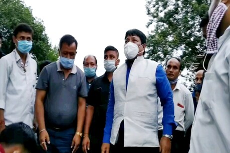 নুমলীগড়ৰ ফলঙনী বীজ পামত কৃষি মন্ত্ৰী অতুল বৰা, নিজমুখে স্বীকাৰ কৰিলে বীজ পামৰ বেদখলৰ কথা নুমলীগড়ৰ ফলঙনী বীজ পামত কৃষি মন্ত্ৰী অতুল বৰা, নিজমুখে স্বীকাৰ কৰিলে বীজ পামৰ বেদখলৰ কথা