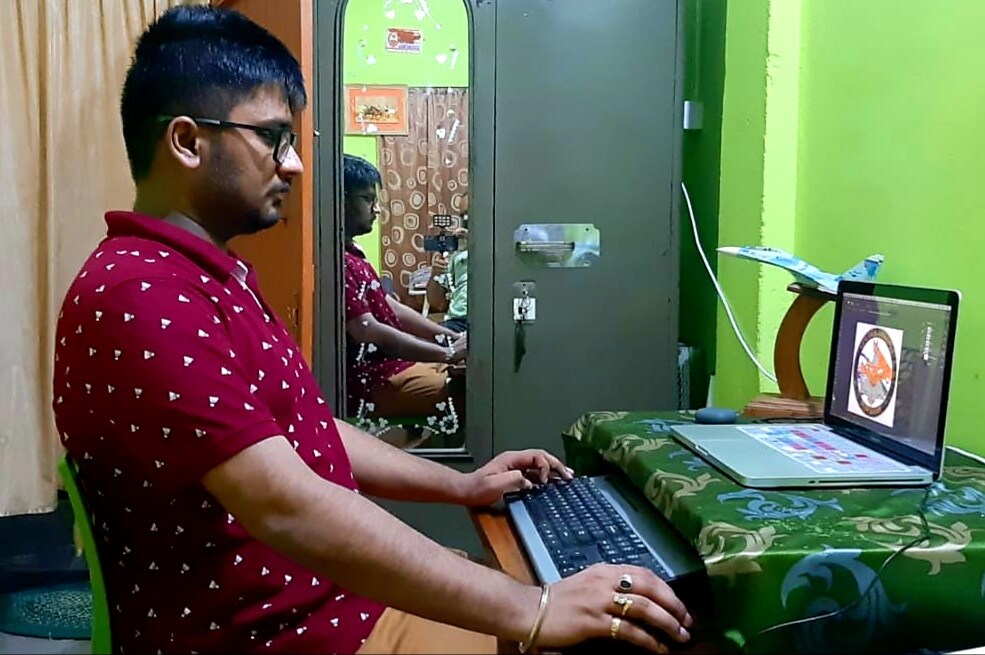 ফ্ৰান্সৰ পৰা আহি পাঁচখন ৰাফেল যুঁজাৰু বিমানে ভাৰতৰ মাটি স্পৰ্শ কৰাৰ মুহূৰ্ততে সৌৰভৰ দুচকু গৌৰৱত উজ্বলি উঠিল । কাৰণ সৌৰভৰ জৰিয়তে এই ৰাফেল বিমানৰ আছে অসমৰ সৈতে এক বিশেষ সম্পৰ্ক । এই পাঁচখন ৰাফেল যুজাৰু বিমান উৰুৱাৰ দায়িত্ব লাভ কৰা ভাৰতীয় বায়ুসেনা বাহিনীৰ ফাৰ্ষ্ট স্কোৱাৰ্ডনে পৰিধান কৰা patch ৰ ডিজাইন কৰিছে অসমৰ সৌৰভে । ফ্ৰান্সৰ পৰা আহি পাঁচখন ৰাফেল যুঁজাৰু বিমানে ভাৰতৰ মাটি স্পৰ্শ কৰাৰ মুহূৰ্ততে সৌৰভৰ দুচকু গৌৰৱত উজ্বলি উঠিল । কাৰণ সৌৰভৰ জৰিয়তে এই ৰাফেল বিমানৰ আছে অসমৰ সৈতে এক বিশেষ সম্পৰ্ক । এই পাঁচখন ৰাফেল যুজাৰু বিমান উৰুৱাৰ দায়িত্ব লাভ কৰা ভাৰতীয় বায়ুসেনা বাহিনীৰ ফাৰ্ষ্ট স্কোৱাৰ্ডনে পৰিধান কৰা patch ৰ ডিজাইন কৰিছে অসমৰ সৌৰভে ।