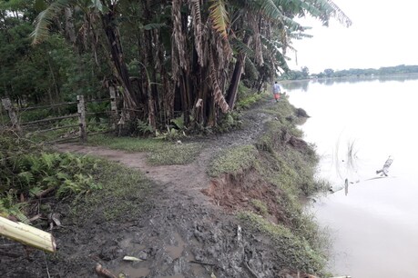 মৰাণত বুঢ়ীদিহিঙৰ বুকুত জাহ গ’ল দুখন গাঁৱৰ ৩০টা পৰিয়ালৰ ঘৰ–বাৰী মৰাণত বুঢ়ীদিহিঙৰ বুকুত জাহ গ’ল দুখন গাঁৱৰ ৩০টা পৰিয়ালৰ ঘৰ–বাৰী