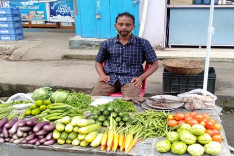 ৰাষ্ট্ৰীয় সন্তোষ ট্ৰফী ফুটবলাৰৰ দুৰৱস্থা, মহানগৰীৰ পদপথত পাচলি দোকান দি চলাইছে পৰিয়াল ৰাষ্ট্ৰীয় সন্তোষ ট্ৰফী ফুটবলাৰৰ দুৰৱস্থা, মহানগৰীৰ পদপথত পাচলি দোকান দি চলাইছে পৰিয়াল