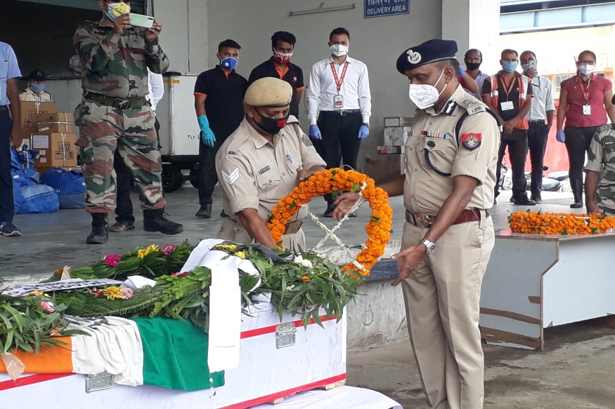 বিমান বন্দৰত আৰক্ষী আয়ুক্ত মুন্ন প্ৰসাদ গুপ্তা, CISF কামাণ্ডেণ্ট লালমোহন ঠাকুৰৰ লগতে বিমানবন্দৰ কৰ্তৃপক্ষ আৰু আৰক্ষীৰ লোকে শ্ৰদ্ধাঞ্জলী জ্ঞাপন কৰে। পিছত এম্বুলেন্সেৰে বীৰ শ্বহীদ গৰাকীৰ নশ্বৰদেহ নিজগৃহ পাঠশালালৈ লৈ যোৱা হয়। বিমান বন্দৰত আৰক্ষী আয়ুক্ত মুন্ন প্ৰসাদ গুপ্তা, CISF কামাণ্ডেণ্ট লালমোহন ঠাকুৰৰ লগতে বিমানবন্দৰ কৰ্তৃপক্ষ আৰু আৰক্ষীৰ লোকে শ্ৰদ্ধাঞ্জলী জ্ঞাপন কৰে। পিছত এম্বুলেন্সেৰে বীৰ শ্বহীদ গৰাকীৰ নশ্বৰদেহ নিজগৃহ পাঠশালালৈ লৈ যোৱা হয়।