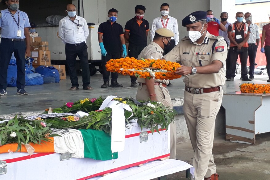 বিমানবন্দৰতে সামৰিক মৰ্যাদা দিয়া হয় শ্বহীদ গৰাকীক। উল্লেখ্য যে, মণিপুৰত বুধবাৰে নিশা অসম ৰাইফলছৰ জোৱানৰ ওপৰত উগ্ৰপন্থীয়ে চলাইছিল ভয়ংকৰ আক্ৰমণ। মণিপুৰৰ চণ্ডেলত ম্যানমাৰ বৰ্ডাৰৰ সমীপত অসম ৰাইফলছৰ জোৱানৰ ওপৰত এই আক্ৰমণৰ ঘটনা সংঘটিত হৈছিল। বিমানবন্দৰতে সামৰিক মৰ্যাদা দিয়া হয় শ্বহীদ গৰাকীক। উল্লেখ্য যে, মণিপুৰত বুধবাৰে নিশা অসম ৰাইফলছৰ জোৱানৰ ওপৰত উগ্ৰপন্থীয়ে চলাইছিল ভয়ংকৰ আক্ৰমণ। মণিপুৰৰ চণ্ডেলত ম্যানমাৰ বৰ্ডাৰৰ সমীপত অসম ৰাইফলছৰ জোৱানৰ ওপৰত এই আক্ৰমণৰ ঘটনা সংঘটিত হৈছিল।