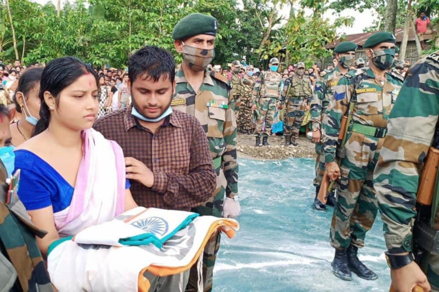 শ্বহীদ হ’ল প্ৰণয় কলিতা। মণিপুৰত আলফা(স্বা) সহ তিনিটা উগ্ৰপন্থী সংগঠনে চলোৱা এম্বুছত প্ৰাণ হেৰুৱালে অসমৰ প্ৰণয় কলিতাই। শ্বহীদ হ’ল প্ৰণয় কলিতা। মণিপুৰত আলফা(স্বা) সহ তিনিটা উগ্ৰপন্থী সংগঠনে চলোৱা এম্বুছত প্ৰাণ হেৰুৱালে অসমৰ প্ৰণয় কলিতাই।