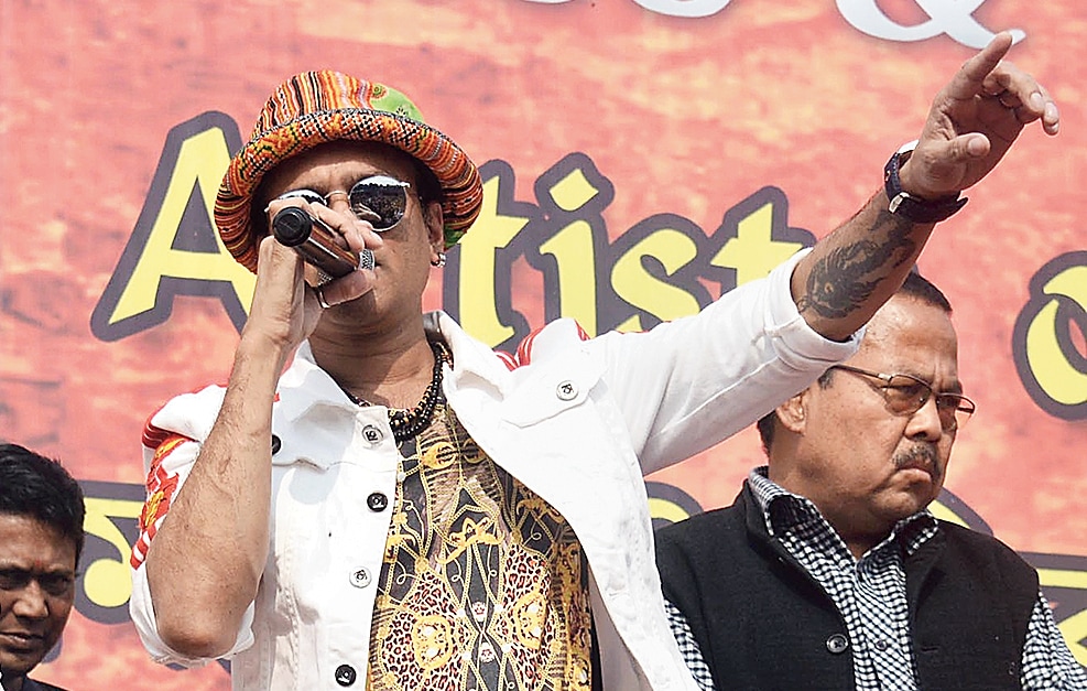 ‘কা’ তেতিয়াও মনা নাই, এতিয়াও নামানো বুলি উল্লেখ কৰি জুবিনে আৰু লিখিছে যে অসমৰ কামত আহিব পৰা প্ৰকল্প এটাৰ কাৰণে মুখ্যমন্ত্ৰীক লগ ধৰিছো। মই তেওঁৰ ঘৰলৈ ভাত খাবলৈ যোৱা নাই। নিজৰ কামৰ কাৰণে যোৱা নাই। কোৰোণাই চাৰিওফালে অৱস্থা বেয়া কৰিছে। বানপানীতো বহুত মানুহ মৰিছে। অসমীয়া মানুহৰ কঁকাল ভাঙি গৈছে। এতিয়া আন্দোলনৰ লগতে ৰাজহাড়ডালো পোনাই ৰাখিবৰ বাবেও যুঁজিব লাগিব। ফাইল ফটো ‘কা’ তেতিয়াও মনা নাই, এতিয়াও নামানো বুলি উল্লেখ কৰি জুবিনে আৰু লিখিছে যে অসমৰ কামত আহিব পৰা প্ৰকল্প এটাৰ কাৰণে মুখ্যমন্ত্ৰীক লগ ধৰিছো। মই তেওঁৰ ঘৰলৈ ভাত খাবলৈ যোৱা নাই। নিজৰ কামৰ কাৰণে যোৱা নাই। কোৰোণাই চাৰিওফালে অৱস্থা বেয়া কৰিছে। বানপানীতো বহুত মানুহ মৰিছে। অসমীয়া মানুহৰ কঁকাল ভাঙি গৈছে। এতিয়া আন্দোলনৰ লগতে ৰাজহাড়ডালো পোনাই ৰাখিবৰ বাবেও যুঁজিব লাগিব। ফাইল ফটো