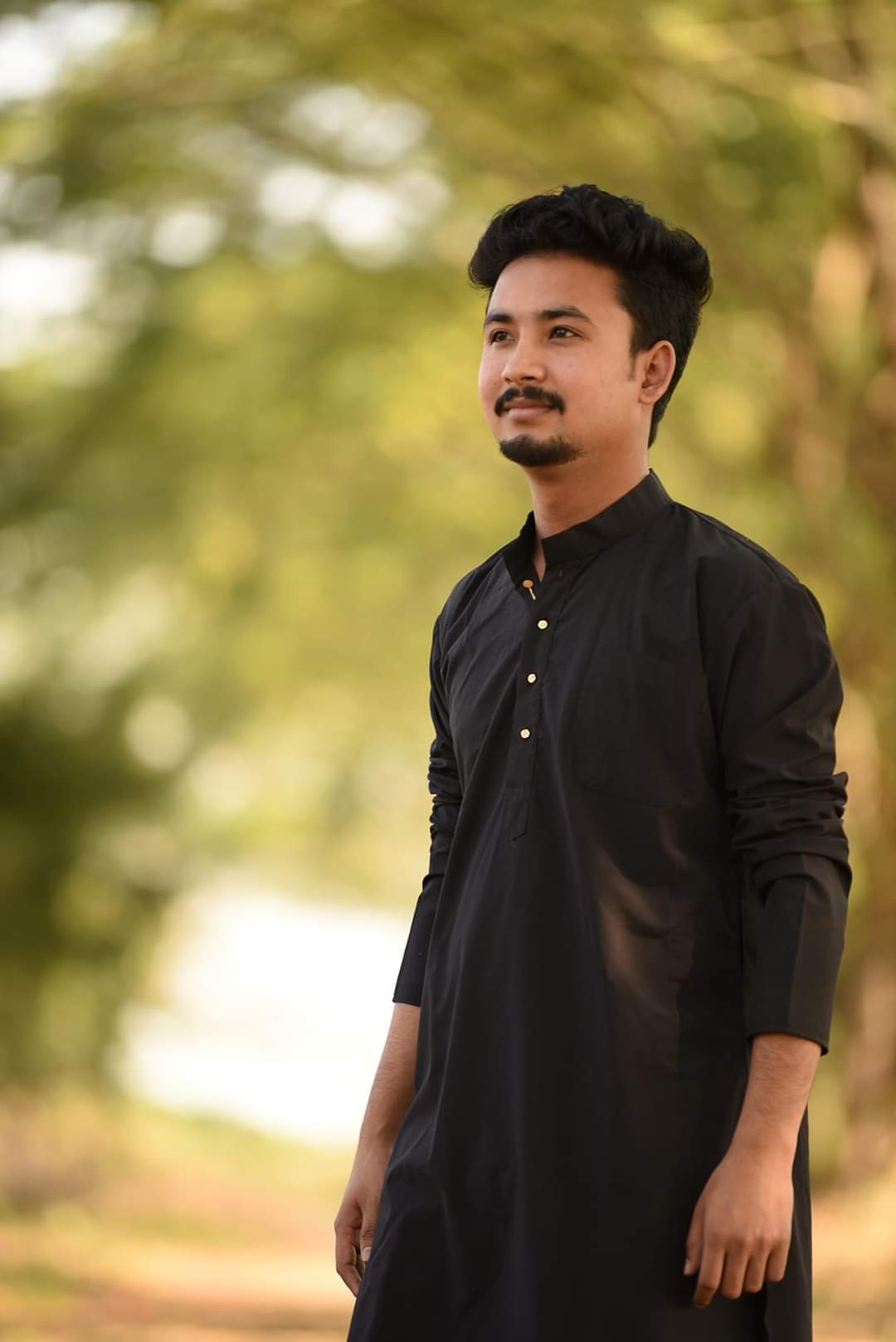 ক্ৰাইম ব্ৰাঞ্চৰ 11/20 নম্বৰ গোচৰৰ ভিত্তিত গ্ৰেপ্তাৰ কৰা হয় দীপজ্যোতিক। য'ত ধাৰা সন্নিবিষ্ট হৈছে 419/420/34 IPC আৰু IT Act 66 Cত। ইফালে শিৱসাগৰৰ ডিমৌত আৰক্ষীৰ গুণ্ডাগিৰিৰ অভিযোগ কৰিছে পৰিয়ালে। নিশা চিনেমাৰ কায়দাৰে ছাত্ৰজনক ঘৰৰ পৰা উঠাই নিয়াৰ অভিযোগ। পৰিয়ালৰ মতে, ৰাজপথৰ পৰা গাড়ীত তুলি নিয়া হ’ল যুৱকজনক। গুপ্তহত্যাৰ আশংকা প্ৰকাশ কৰিছে পৰিয়াল তথা স্থানীয় লোকে। পৰিয়ালৰ প্ৰশ্ন, ৰাজপথৰ পৰা কিয় তুলি নিলে দীপজ্যোতিক? কি গোচৰ ৰুজু হৈছে দীপজ্যোতিৰ বিৰুদ্ধে? শিৱসাগৰ মুখ্য ন্যায়িক আদালতৰ কাষ চাপিছে পৰিয়াল। ক্ৰাইম ব্ৰাঞ্চৰ 11/20 নম্বৰ গোচৰৰ ভিত্তিত গ্ৰেপ্তাৰ কৰা হয় দীপজ্যোতিক। য'ত ধাৰা সন্নিবিষ্ট হৈছে 419/420/34 IPC আৰু IT Act 66 Cত। ইফালে শিৱসাগৰৰ ডিমৌত আৰক্ষীৰ গুণ্ডাগিৰিৰ অভিযোগ কৰিছে পৰিয়ালে। নিশা চিনেমাৰ কায়দাৰে ছাত্ৰজনক ঘৰৰ পৰা উঠাই নিয়াৰ অভিযোগ। পৰিয়ালৰ মতে, ৰাজপথৰ পৰা গাড়ীত তুলি নিয়া হ’ল যুৱকজনক। গুপ্তহত্যাৰ আশংকা প্ৰকাশ কৰিছে পৰিয়াল তথা স্থানীয় লোকে। পৰিয়ালৰ প্ৰশ্ন, ৰাজপথৰ পৰা কিয় তুলি নিলে দীপজ্যোতিক? কি গোচৰ ৰুজু হৈছে দীপজ্যোতিৰ বিৰুদ্ধে? শিৱসাগৰ মুখ্য ন্যায়িক আদালতৰ কাষ চাপিছে পৰিয়াল।