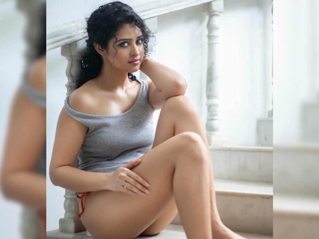 ইণ্টাৰনেটত ধুমুহাৰ সৃষ্টি কৰিছে ৰামগোপাল বৰ্মাৰ নতুন আবিষ্কাৰে। নাম অপ্সৰা ৰাণী। পৰিচালকৰ নতুন ৱেৱ চিৰিজ ‘থ্ৰিলাৰ’ৰ নায়িকা অপ্সৰা। এই মূহুৰ্তত অপ্সৰাৰ প্ৰশংসাত পঞ্চমুখ ৰাম গোপাল বৰ্মা। ইণ্টাৰনেটত ধুমুহাৰ সৃষ্টি কৰিছে ৰামগোপাল বৰ্মাৰ নতুন আবিষ্কাৰে। নাম অপ্সৰা ৰাণী। পৰিচালকৰ নতুন ৱেৱ চিৰিজ ‘থ্ৰিলাৰ’ৰ নায়িকা অপ্সৰা। এই মূহুৰ্তত অপ্সৰাৰ প্ৰশংসাত পঞ্চমুখ ৰাম গোপাল বৰ্মা।