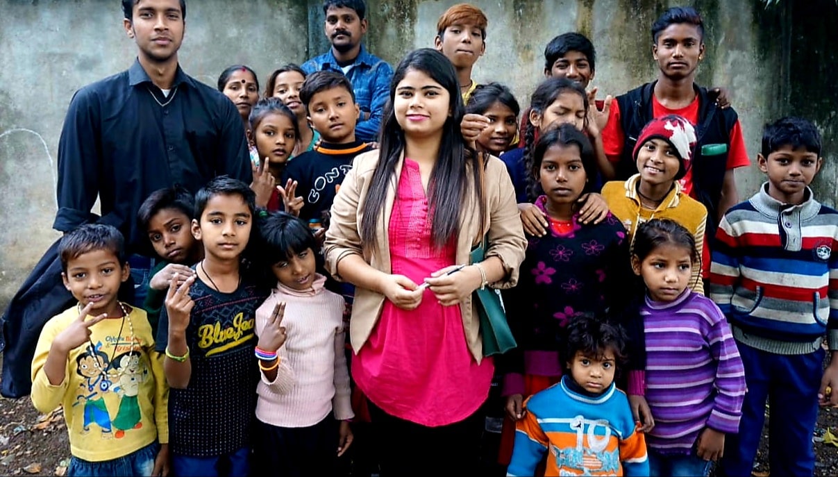কিন্তু জুলীৰ বাবে এই নতুন পদ্ধতি গ্ৰহণ কৰাটো গুৰুত্বপূৰ্ণ আছিল । কিন্তু তেওঁ পাঠদান কৰা ছাত্ৰ-ছাত্ৰীসকলৰ পৰিয়ালসমূহ আৰ্থিক ভাৱে অতিকৈ দূৰ্বল আছিল যাৰ বাবে এই নতুন ব্যৱস্থাৰ সৈতে একাত্ম হ’বলৈ এটা স্মাৰ্টফোন বা ইণ্টাৰনেটৰ ব্যৱস্থা কৰাটো সম্ভৱ নাছিল। কিন্তু জুলীৰ বাবে এই নতুন পদ্ধতি গ্ৰহণ কৰাটো গুৰুত্বপূৰ্ণ আছিল । কিন্তু তেওঁ পাঠদান কৰা ছাত্ৰ-ছাত্ৰীসকলৰ পৰিয়ালসমূহ আৰ্থিক ভাৱে অতিকৈ দূৰ্বল আছিল যাৰ বাবে এই নতুন ব্যৱস্থাৰ সৈতে একাত্ম হ’বলৈ এটা স্মাৰ্টফোন বা ইণ্টাৰনেটৰ ব্যৱস্থা কৰাটো সম্ভৱ নাছিল।