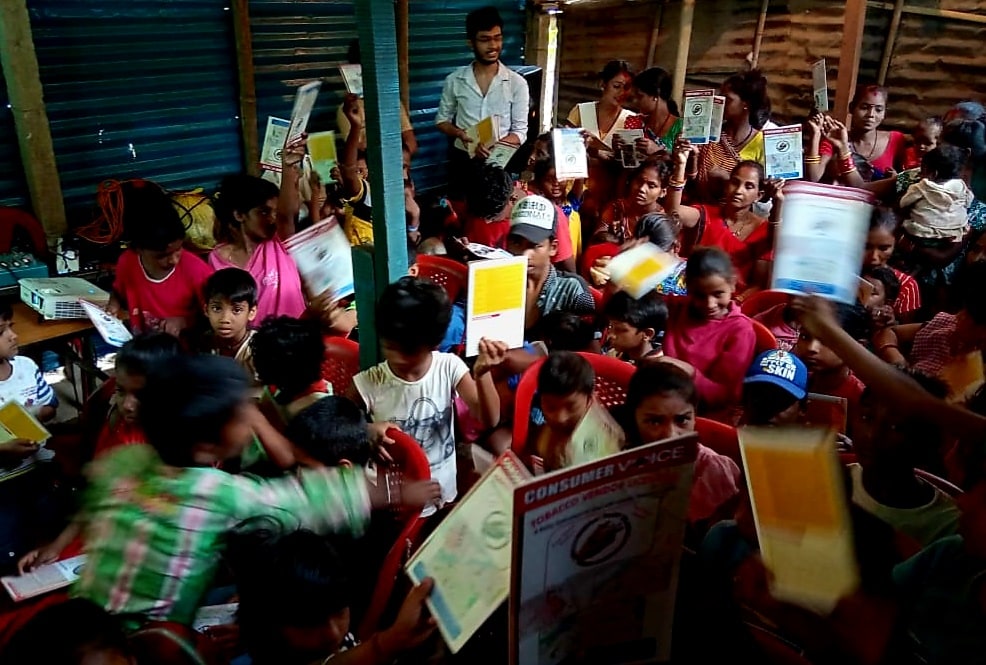গুৱাহাটী বিশ্ববিদ্যালয়ৰ গণ সংযোগ বিভাগৰ ছাত্ৰী জুলীয়ে দৈনিক চাইকেল চলাই মেডিকেল কলেজৰ পাহাৰলৈ আহে , যত তেওঁ ভাড়ালৈ লোৱা এটা কোঠাত এই বিদ্যালয়খন চলাই আছে। জুলীৰ বিদ্যালয়খনত দৈনিক ৩-৪ ঘন্টাকৈ সন্ধিয়া পৰ্যন্ত পাঠদান কৰা হয়। এই বিদ্যালয়খন এটা গতানুগতিক শ্ৰেণীকোঠাৰ পৰিৱৰ্তে এটা পৰিয়ালৰ দৰে চলি আছে। দৈনিক ছাত্ৰ-ছাত্ৰীসকলে তেওঁলোকৰ নুবুজা বিষয়সমূহ জুলীৰ কাষলৈ লৈ আনে আৰু তেওঁ হাঁহি ধেমালিৰে নিজস্ব শৈলীৰে বুজাই দিয়ে। গুৱাহাটী বিশ্ববিদ্যালয়ৰ গণ সংযোগ বিভাগৰ ছাত্ৰী জুলীয়ে দৈনিক চাইকেল চলাই মেডিকেল কলেজৰ পাহাৰলৈ আহে , যত তেওঁ ভাড়ালৈ লোৱা এটা কোঠাত এই বিদ্যালয়খন চলাই আছে। জুলীৰ বিদ্যালয়খনত দৈনিক ৩-৪ ঘন্টাকৈ সন্ধিয়া পৰ্যন্ত পাঠদান কৰা হয়। এই বিদ্যালয়খন এটা গতানুগতিক শ্ৰেণীকোঠাৰ পৰিৱৰ্তে এটা পৰিয়ালৰ দৰে চলি আছে। দৈনিক ছাত্ৰ-ছাত্ৰীসকলে তেওঁলোকৰ নুবুজা বিষয়সমূহ জুলীৰ কাষলৈ লৈ আনে আৰু তেওঁ হাঁহি ধেমালিৰে নিজস্ব শৈলীৰে বুজাই দিয়ে।