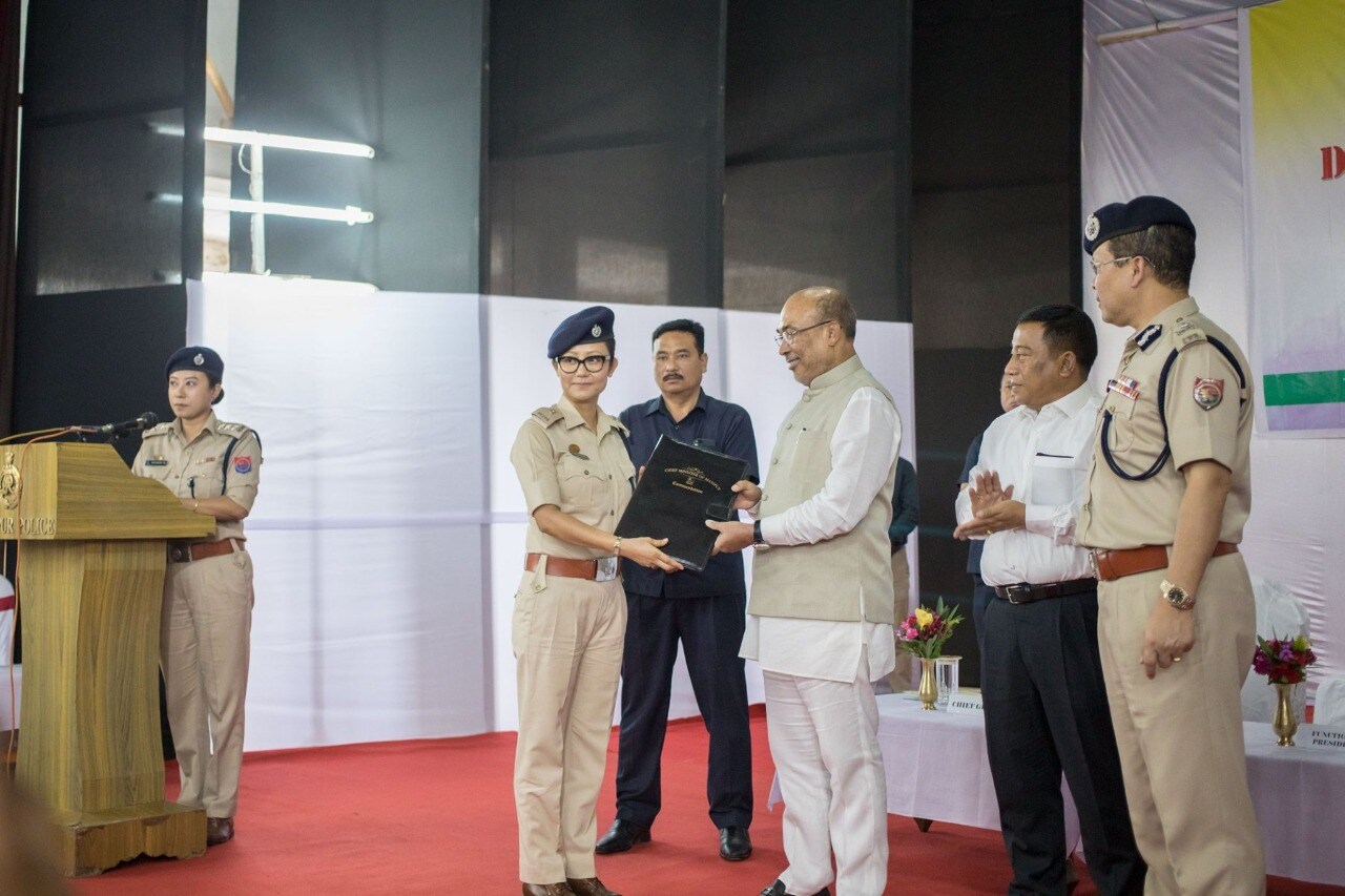 এতিয়া তেওঁলোক যোৱা পাঁচঘৰ মানহৰ কোনো লোক কণ্টেইনমেণ্ট জ’নত আছিল নেকি সেই দিশতো আৰক্ষীয়ে পৰীক্ষা কৰিছে। বৃন্দাই গাড়ীৰ পৰা টিণ্টেড গ্লাচ আতঁৰাবলৈও অস্বীকাৰ কৰে বুলি উল্লেখ কৰিছে আৰক্ষীয়ে। প্ৰায় দুঘণ্টা ধৰি আৰক্ষী আৰু গাড়ীখনত থকা তিনিওগৰাকীৰ সৈতে আৰক্ষীৰ বাকযুদ্ধৰ পিছত আৰক্ষীয়ে চালান কাটে আৰু ২.৩৯ বজাত তেওঁলোকক যাবলৈ দিয়ে। এতিয়া তেওঁলোক যোৱা পাঁচঘৰ মানহৰ কোনো লোক কণ্টেইনমেণ্ট জ’নত আছিল নেকি সেই দিশতো আৰক্ষীয়ে পৰীক্ষা কৰিছে। বৃন্দাই গাড়ীৰ পৰা টিণ্টেড গ্লাচ আতঁৰাবলৈও অস্বীকাৰ কৰে বুলি উল্লেখ কৰিছে আৰক্ষীয়ে। প্ৰায় দুঘণ্টা ধৰি আৰক্ষী আৰু গাড়ীখনত থকা তিনিওগৰাকীৰ সৈতে আৰক্ষীৰ বাকযুদ্ধৰ পিছত আৰক্ষীয়ে চালান কাটে আৰু ২.৩৯ বজাত তেওঁলোকক যাবলৈ দিয়ে।
