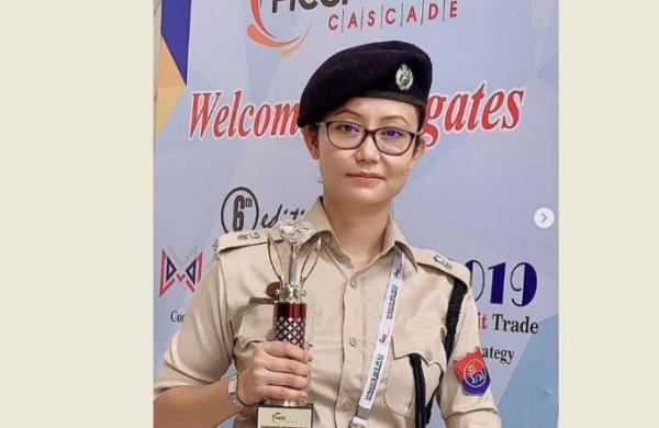 পশ্চিম ইম্ফল জিলাৰ আৰক্ষী অধীক্ষক কে মেঘাচন্দাই মঙলবাৰে কয় যে, এম পি এচ ঠৌনাওজম বৃন্দা আৰু তেওঁৰ দুগৰাকী ঘনিষ্ঠৰ বিৰুদ্ধে ল’ক ডাউনৰ গাইডলাইন ভংগৰ অভিযোগ। কোৰোণাৰ প্ৰথম পৰ্যায়ৰ যোদ্ধাক কৰ্মত বাধা প্ৰদান কৰাৰ লগতে তেওঁলোকৰ যোগাযোগ আৰৰু কণ্টেক্ট পাৰ্চনৰ তথ্যৰ গোপন কৰাৰ অভিযোগ এম পি এচ ঠৌনাওজম বৃন্দা সহ দুগৰাকী সহযোগীৰ বিৰুদ্ধে। পশ্চিম ইম্ফল জিলাৰ আৰক্ষী অধীক্ষক কে মেঘাচন্দাই মঙলবাৰে কয় যে, এম পি এচ ঠৌনাওজম বৃন্দা আৰু তেওঁৰ দুগৰাকী ঘনিষ্ঠৰ বিৰুদ্ধে ল’ক ডাউনৰ গাইডলাইন ভংগৰ অভিযোগ। কোৰোণাৰ প্ৰথম পৰ্যায়ৰ যোদ্ধাক কৰ্মত বাধা প্ৰদান কৰাৰ লগতে তেওঁলোকৰ যোগাযোগ আৰৰু কণ্টেক্ট পাৰ্চনৰ তথ্যৰ গোপন কৰাৰ অভিযোগ এম পি এচ ঠৌনাওজম বৃন্দা সহ দুগৰাকী সহযোগীৰ বিৰুদ্ধে।