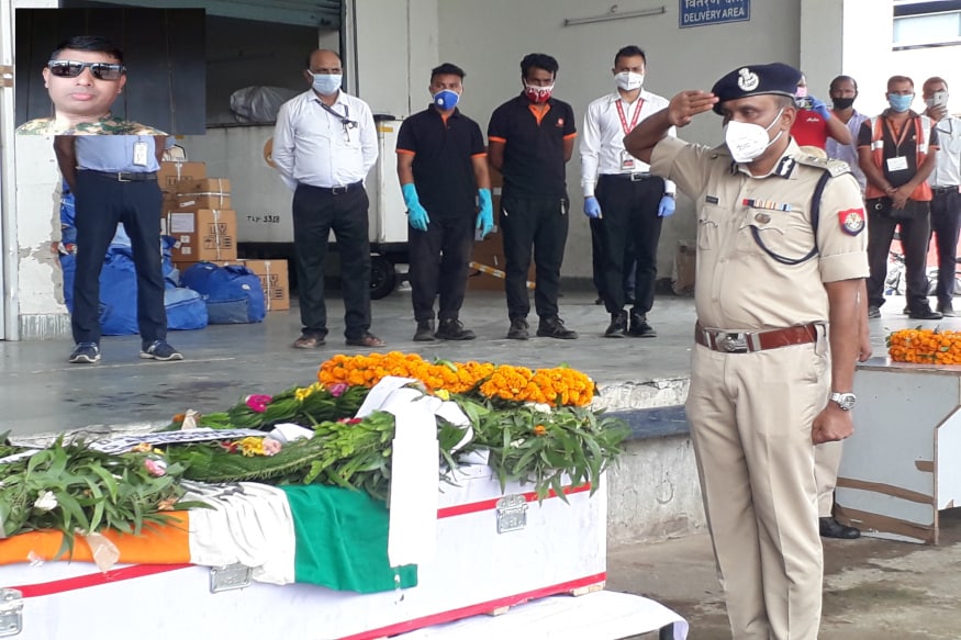 অৱশেষত মাতৃভূমি আহি পালেহি মণিপুৰত শ্বহীদ হোৱা পাঠশালাৰ প্ৰণয় কলিতাৰ নশ্বৰ দেহ। এয়াৰ এছিয়াৰ বিশেষ বিমানেৰে মণিপুৰৰ পৰা বৰঝাৰ বিমান বন্দৰ লৈ অনা হয় প্ৰণয় কলিতাৰ নশ্বৰ দেহ। অৱশেষত মাতৃভূমি আহি পালেহি মণিপুৰত শ্বহীদ হোৱা পাঠশালাৰ প্ৰণয় কলিতাৰ নশ্বৰ দেহ। এয়াৰ এছিয়াৰ বিশেষ বিমানেৰে মণিপুৰৰ পৰা বৰঝাৰ বিমান বন্দৰ লৈ অনা হয় প্ৰণয় কলিতাৰ নশ্বৰ দেহ।
