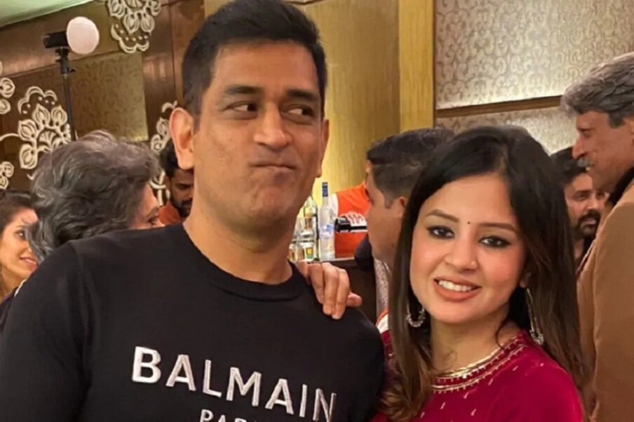  আজিৰ দিনটোতে টীম ইণ্ডিয়াৰ প্ৰাক্তন অধিনায়ক আৰু ভাৰতীয় ক্ৰিকেট অনুৰাগীৰ নয়নৰ মণি মহেন্দ্ৰ সিং ধোনীৰ বিয়াৰ ১০বছৰীয়া বাৰ্ষিকী। ৪ জুলাই, ২০১০চনত ধোনীয়ে মাত্ৰ কেইজনমান বিশেষ বন্ধু আৰু আত্মীয়ৰ উপস্থিতিত সাক্ষীৰ সৈতে বিবাহপাশত আৱদ্ধ হৈছিল। 