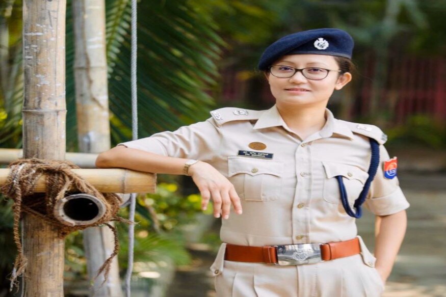 ড্ৰাগছ মাফিয়াক ৰক্ষণাবেক্ষণ দিবলৈ চৰকাৰে আৰক্ষীক হেঁচা দিয়াৰ অভিযোগ উত্থাপন কৰি মণিপুৰৰ লেডী পুলিচ অফিচাৰ ঠৌনাওজম বৃন্দাই উচ্চ ন্যায়ালয়ত দাখিল কৰিছিল শপত নামা। লগে লগে কঁপি উঠিছিল মুখ্যমন্ত্ৰী বীৰেণ সিংৰ নেতৃত্বাধীন বিজেপি চৰকাৰ। ইয়াৰ পিছতে আৰক্ষী বিষয়াগৰাকীৰ সাহসিকতাক শলাগ লৈছিল বহুতে। এনেদৰে এখন চৰকাৰৰ বিৰুদ্ধে সৰৱ হোৱা ঠৌনাওজম বৃন্দা এতিয়া ছচিয়েল মিডিয়াটো অত্যন্ত চৰ্চিত। ইয়াৰ পিছতে চৰকাৰে মণিপুৰ চৰকাৰে আৰক্ষী বিষয়াগৰাকীক শলঠেকত পেলাবলৈ বিভিন্ন প্ৰকাৰে চেষ্টা কৰি আহিছে। এইবাৰ বৃন্দাৰ বিৰুদ্ধে উত্থাপিত হৈছে ল’ক ডাউন ভংগৰ অভিযোগ। ড্ৰাগছ মাফিয়াক ৰক্ষণাবেক্ষণ দিবলৈ চৰকাৰে আৰক্ষীক হেঁচা দিয়াৰ অভিযোগ উত্থাপন কৰি মণিপুৰৰ লেডী পুলিচ অফিচাৰ ঠৌনাওজম বৃন্দাই উচ্চ ন্যায়ালয়ত দাখিল কৰিছিল শপত নামা। লগে লগে কঁপি উঠিছিল মুখ্যমন্ত্ৰী বীৰেণ সিংৰ নেতৃত্বাধীন বিজেপি চৰকাৰ। ইয়াৰ পিছতে আৰক্ষী বিষয়াগৰাকীৰ সাহসিকতাক শলাগ লৈছিল বহুতে। এনেদৰে এখন চৰকাৰৰ বিৰুদ্ধে সৰৱ হোৱা ঠৌনাওজম বৃন্দা এতিয়া ছচিয়েল মিডিয়াটো অত্যন্ত চৰ্চিত। ইয়াৰ পিছতে চৰকাৰে মণিপুৰ চৰকাৰে আৰক্ষী বিষয়াগৰাকীক শলঠেকত পেলাবলৈ বিভিন্ন প্ৰকাৰে চেষ্টা কৰি আহিছে। এইবাৰ বৃন্দাৰ বিৰুদ্ধে উত্থাপিত হৈছে ল’ক ডাউন ভংগৰ অভিযোগ।