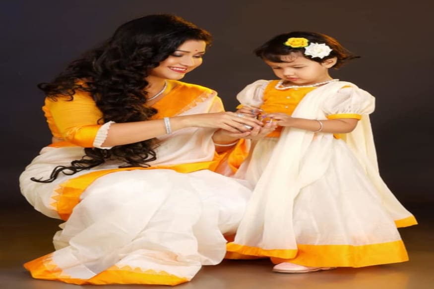 অভিনেত্ৰী তথা বটদ্ৰৱা সমষ্টিৰ বিধায়িকা আঙুৰলতা ডেকা আৰু অভিনেতা আকাশদ্বীপৰ একমাত্ৰ কন্যাসন্তান নমামীয়ে আজি ভৰি দিলে তিনিবছৰত। অভিনেত্ৰী তথা বটদ্ৰৱা সমষ্টিৰ বিধায়িকা আঙুৰলতা ডেকা আৰু অভিনেতা আকাশদ্বীপৰ একমাত্ৰ কন্যাসন্তান নমামীয়ে আজি ভৰি দিলে তিনিবছৰত।