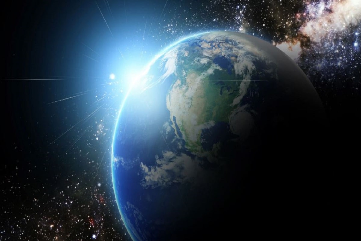 NASA-ৰ ডাইৰেক্টৰ পল চোদাচে (Paul Chodas) জনাইছে, ‘আমি দেখা পোৱা নাছিলো যে এইটো আহিছে।’ পৃথিৱীৰ দিশে তীব্ৰবেগে অহা এই এষ্টৰয়েডৰ বিষয়ে মাত্ৰ ছঘণ্টা পূৰ্বেহে গম পায় বিজ্ঞানীসকলে। কেলিফোৰ্নিয়াৰ পালোমাৰ অবজাৰভেৰটৰীয়ে এই তথ্য প্ৰদান কৰে। নাছাৰ ফালৰ পৰা জনোৱা হৈছে এইটো এটা ৰেকৰ্ড যে পৃথিৱীৰ ইমান কাষেৰে আগতে কোনো মহাজাগতিক শিলাখণ্ড পাৰ হৈ যোৱা নাই। Photo- Collected NASA-ৰ ডাইৰেক্টৰ পল চোদাচে (Paul Chodas) জনাইছে, ‘আমি দেখা পোৱা নাছিলো যে এইটো আহিছে।’ পৃথিৱীৰ দিশে তীব্ৰবেগে অহা এই এষ্টৰয়েডৰ বিষয়ে মাত্ৰ ছঘণ্টা পূৰ্বেহে গম পায় বিজ্ঞানীসকলে। কেলিফোৰ্নিয়াৰ পালোমাৰ অবজাৰভেৰটৰীয়ে এই তথ্য প্ৰদান কৰে। নাছাৰ ফালৰ পৰা জনোৱা হৈছে এইটো এটা ৰেকৰ্ড যে পৃথিৱীৰ ইমান কাষেৰে আগতে কোনো মহাজাগতিক শিলাখণ্ড পাৰ হৈ যোৱা নাই। Photo- Collected