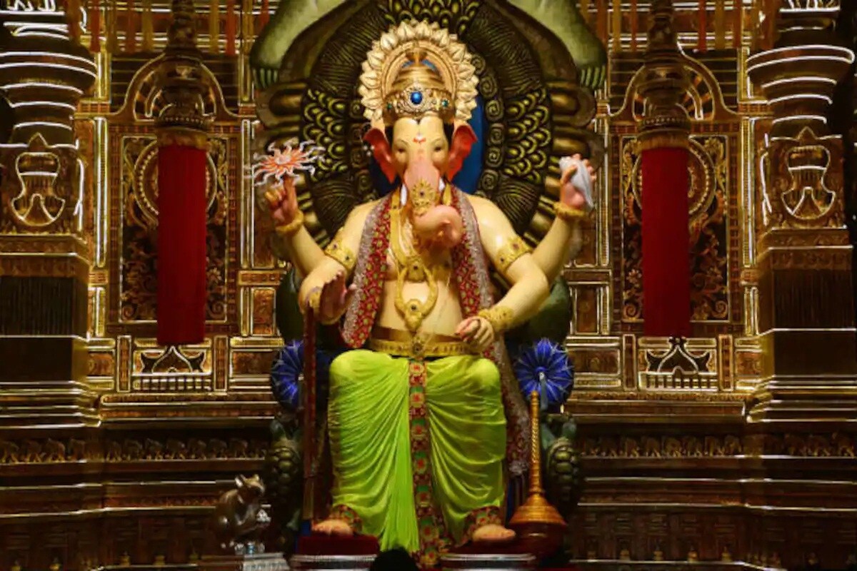 কাইলৈ ২২ আগষ্ট। সমগ্ৰ দেশতে উদযাপিত হ’ব গণেশ চতুৰ্থী। গণেশ চতুৰ্থীত আছে ‘মোদক’ বনোৱাৰ এক পৰম্পৰা। হিন্দু শাস্ত্ৰ মতে, গণেশৰ প্ৰিয় খাদ্য আছিল মোদক। মিঠাই খাই বৰ ভাল পাইছিল শিৱ পুত্ৰই। বিশেষকৈ মোদক। জানি লওক মোদক বনোৱাৰ সহজ উপায়- কাইলৈ ২২ আগষ্ট। সমগ্ৰ দেশতে উদযাপিত হ’ব গণেশ চতুৰ্থী। গণেশ চতুৰ্থীত আছে ‘মোদক’ বনোৱাৰ এক পৰম্পৰা। হিন্দু শাস্ত্ৰ মতে, গণেশৰ প্ৰিয় খাদ্য আছিল মোদক। মিঠাই খাই বৰ ভাল পাইছিল শিৱ পুত্ৰই। বিশেষকৈ মোদক। জানি লওক মোদক বনোৱাৰ সহজ উপায়-