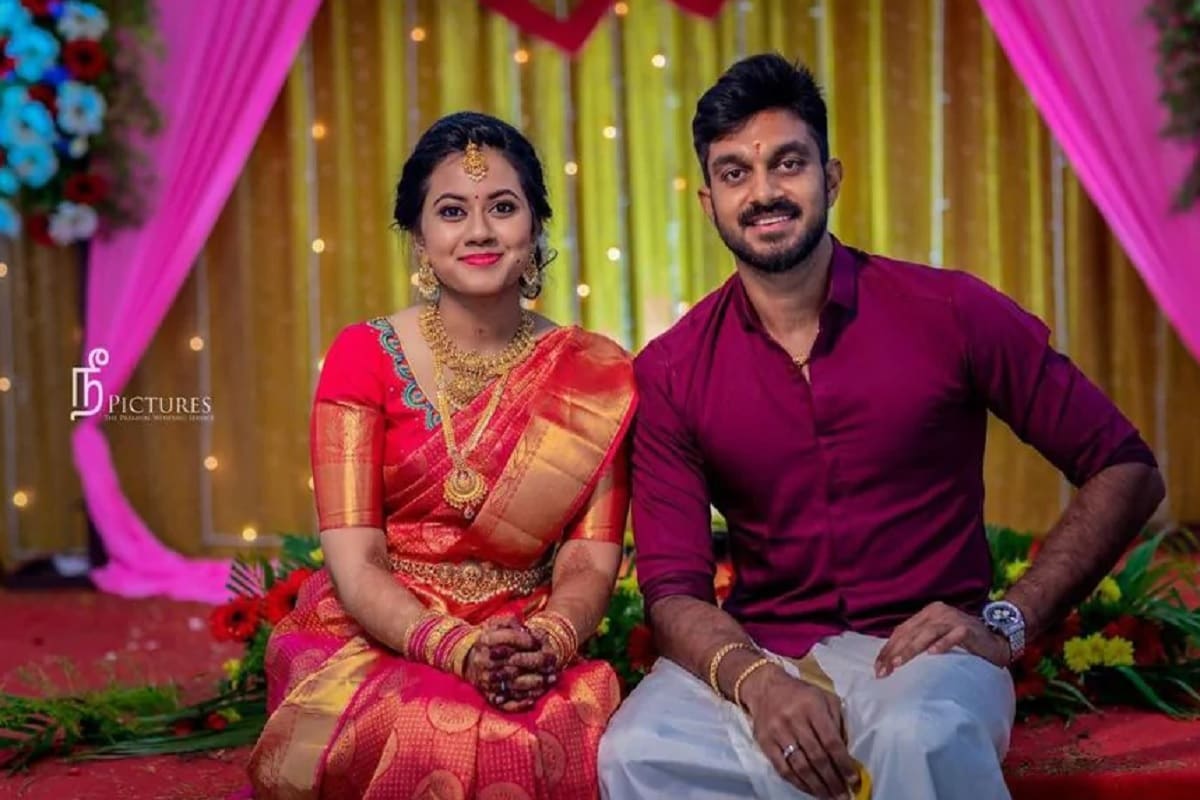 কিছুদিনপূৰ্বে চাহালৰ ঠিক হৈছিল বিবাহ। চাহালৰ পিছত এইবাৰ বিজয় শংকৰ সাজু হৈছে বিয়াত বহিবলৈ। তামিলনাড়ুৰ তাৰকা অল-ৰাউণ্ডাৰ বিজয় শংকৰে নিজে ছচিয়েল মিডিয়াৰ জৰিয়তে জনালে এই কথা। কিছুদিনপূৰ্বে চাহালৰ ঠিক হৈছিল বিবাহ। চাহালৰ পিছত এইবাৰ বিজয় শংকৰ সাজু হৈছে বিয়াত বহিবলৈ। তামিলনাড়ুৰ তাৰকা অল-ৰাউণ্ডাৰ বিজয় শংকৰে নিজে ছচিয়েল মিডিয়াৰ জৰিয়তে জনালে এই কথা।