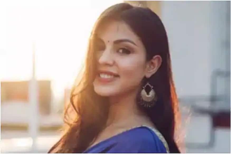 সূত্ৰ অনুসৰি, ৰিয়া চক্ৰৱৰ্তীৰ মাদক দ্ৰব্য ব্যৱসায়ীৰ সৈতে পোনপটীয়াভাৱে যোগাযোগ ৰখা নাছিল। ড্ৰাগছ সৰবৰাহকাৰীৰ সৈতে পৰোক্ষভাৱে আছিল যোগাযোগ। এনে এন লোকৰ সৈতে যোগাযোগ আছিল যাৰ বলীউদৰ সৈতে আছিল ভাল যোগাযোগ আৰু প্ৰভাৱ। এই কথা জনালে পিথানীয়ে। (File Image) সূত্ৰ অনুসৰি, ৰিয়া চক্ৰৱৰ্তীৰ মাদক দ্ৰব্য ব্যৱসায়ীৰ সৈতে পোনপটীয়াভাৱে যোগাযোগ ৰখা নাছিল। ড্ৰাগছ সৰবৰাহকাৰীৰ সৈতে পৰোক্ষভাৱে আছিল যোগাযোগ। এনে এন লোকৰ সৈতে যোগাযোগ আছিল যাৰ বলীউদৰ সৈতে আছিল ভাল যোগাযোগ আৰু প্ৰভাৱ। এই কথা জনালে পিথানীয়ে। (File Image)