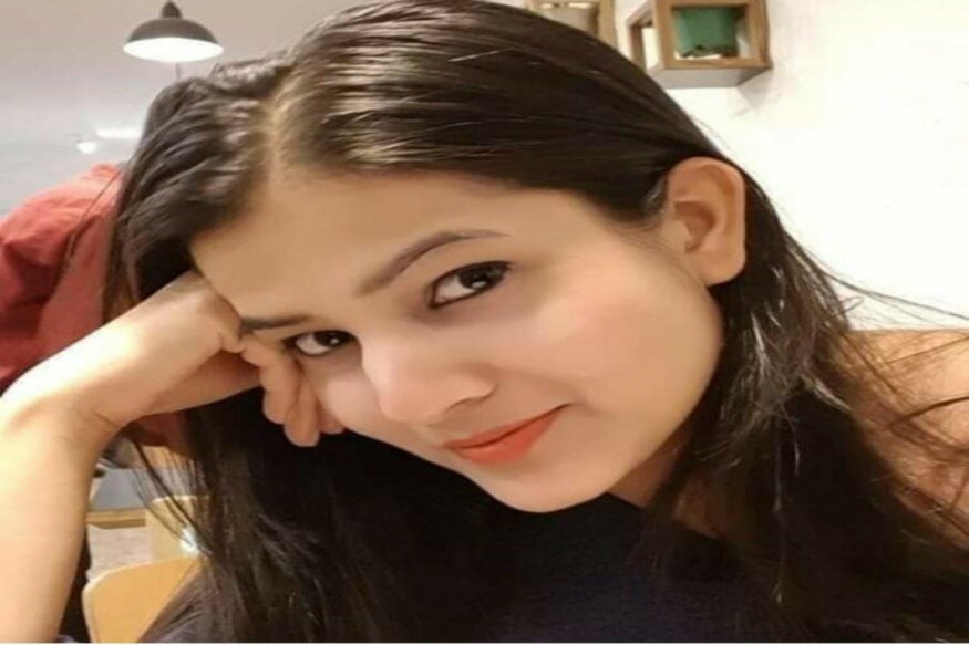 চিজলে যোৰহাটৰ আছাম ৰাইফল পাব্লিক স্কুলৰ পৰা উচ্চতৰ মাধ্যমিকৰ শিক্ষা সমাপ্ত কৰাৰ পিছত দিল্লীৰ লেডী শ্ৰীৰাম কলেজৰ পৰা বাণিজ্য শাখাত স্নাতক ডিগ্ৰী লাভ কৰে আৰু স্নাতকোত্তৰ ডিগ্ৰী লাভ কৰে দিল্লী স্কুল অব ইকনমিক্সৰ পৰা। চিজলে যোৰহাটৰ আছাম ৰাইফল পাব্লিক স্কুলৰ পৰা উচ্চতৰ মাধ্যমিকৰ শিক্ষা সমাপ্ত কৰাৰ পিছত দিল্লীৰ লেডী শ্ৰীৰাম কলেজৰ পৰা বাণিজ্য শাখাত স্নাতক ডিগ্ৰী লাভ কৰে আৰু স্নাতকোত্তৰ ডিগ্ৰী লাভ কৰে দিল্লী স্কুল অব ইকনমিক্সৰ পৰা।