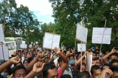 এফালে অহৰহ জ্বলি আছে বাঘজানৰ তৈলখাদৰ জুই আনফালে গাওঁবাসীৰ ক্ষোভৰ জুই। এই পৰিবেশৰ প্ৰতি লক্ষ্য ৰাখি বৰ্তমান তৈল খাদৰ ওচৰে পাজৰে আৰক্ষী আৰু সেনা বাহিনী মোতায়েন কৰি দিয়া হৈছে যাতে কোনো ধৰণৰ ঘটনা সংঘটিত নহয়। বিশেষজ্ঞৰ দলটোৱে বিগত ২ মাহ ধৰি যি জুই নিৰ্বাপনৰ প্ৰক্ৰিয়া চলাই আছিল সেই জুই নিৰ্বাপনৰ এটাই অন্তিম শেষ উপায় আছিল BOP স্থাপন অৰ্থাত (Blow Out Preventer)। তিনি হাজাৰ ফুট গভীৰ সুৰুঙাৰে যি জুই নিৰ্গত হৈ আছে সেই জুই নিৰ্বাপন কৰিবলৈ বি ও পি স্থাপন কৰিব লাগিব বুলি জানিব দিয়ে আৰু ইতিমধ্যে আৰম্ভ হৈছিল BOP স্থাপনৰ অন্তিম প্ৰক্ৰিয়া। এফালে অহৰহ জ্বলি আছে বাঘজানৰ তৈলখাদৰ জুই আনফালে গাওঁবাসীৰ ক্ষোভৰ জুই। এই পৰিবেশৰ প্ৰতি লক্ষ্য ৰাখি বৰ্তমান তৈল খাদৰ ওচৰে পাজৰে আৰক্ষী আৰু সেনা বাহিনী মোতায়েন কৰি দিয়া হৈছে যাতে কোনো ধৰণৰ ঘটনা সংঘটিত নহয়। বিশেষজ্ঞৰ দলটোৱে বিগত ২ মাহ ধৰি যি জুই নিৰ্বাপনৰ প্ৰক্ৰিয়া চলাই আছিল সেই জুই নিৰ্বাপনৰ এটাই অন্তিম শেষ উপায় আছিল BOP স্থাপন অৰ্থাত (Blow Out Preventer)। তিনি হাজাৰ ফুট গভীৰ সুৰুঙাৰে যি জুই নিৰ্গত হৈ আছে সেই জুই নিৰ্বাপন কৰিবলৈ বি ও পি স্থাপন কৰিব লাগিব বুলি জানিব দিয়ে আৰু ইতিমধ্যে আৰম্ভ হৈছিল BOP স্থাপনৰ অন্তিম প্ৰক্ৰিয়া।