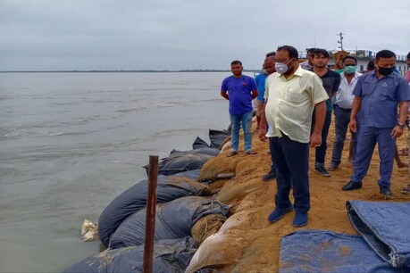 যোৰহাটলৈ অশনি সংকট! শীঘ্ৰে বৃহৎ আঁচনিৰ হাতত নললে ব্ৰহ্মপুত্ৰত জাহ যাব নিমাতী ঘাট যোৰহাটলৈ অশনি সংকট! শীঘ্ৰে বৃহৎ আঁচনিৰ হাতত নললে ব্ৰহ্মপুত্ৰত জাহ যাব নিমাতী ঘাট