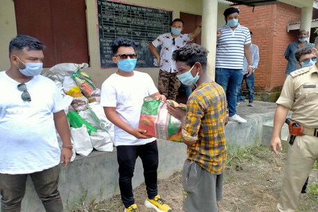 কাজিৰঙাৰ বান বিধ্বস্ত ৰাইজৰ কাষত জনপ্ৰিয় শিল্পী আচুৰ্য বৰপাত্ৰ, বিতৰণ কৰিলে সাহায্য কাজিৰঙাৰ বান বিধ্বস্ত ৰাইজৰ কাষত জনপ্ৰিয় শিল্পী আচুৰ্য বৰপাত্ৰ, বিতৰণ কৰিলে সাহায্য