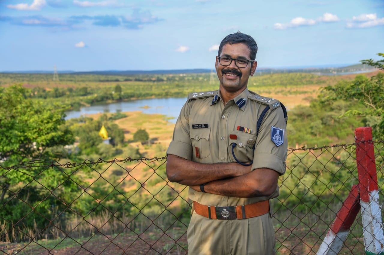 নিজৰ শৰীৰৰ পৰা এই বৃহৎ পৰিমাণৰ চৰ্বি নাইকীয়া কৰিবলৈ তেওঁক প্ৰয়োজন হৈছিল মাথো ৬মাহ সময়ৰ। কেনেকৈ ৬মাহত ৩৫কেজি হ্ৰাস কৰিছিল বিবেকৰাজ সিঙে?<br /> অসমৰ নগাঁও, ডিমা হাছাও আদি কেইবাখনো জিলাত আৰক্ষী অধীক্ষক ৰূপে কাৰ্যনিৰ্বাহ কৰা এইগৰাকী আৰক্ষী অধীক্ষকে শেহতীয়াকৈ তেওঁৰ এই সফলতাৰ বিষয়ে নিজৰ ফেচবুক পেজত কেইবাটাও লিখনি পোষ্ট কৰিছে। নিজৰ শৰীৰৰ পৰা এই বৃহৎ পৰিমাণৰ চৰ্বি নাইকীয়া কৰিবলৈ তেওঁক প্ৰয়োজন হৈছিল মাথো ৬মাহ সময়ৰ। কেনেকৈ ৬মাহত ৩৫কেজি হ্ৰাস কৰিছিল বিবেকৰাজ সিঙে?<br /> অসমৰ নগাঁও, ডিমা হাছাও আদি কেইবাখনো জিলাত আৰক্ষী অধীক্ষক ৰূপে কাৰ্যনিৰ্বাহ কৰা এইগৰাকী আৰক্ষী অধীক্ষকে শেহতীয়াকৈ তেওঁৰ এই সফলতাৰ বিষয়ে নিজৰ ফেচবুক পেজত কেইবাটাও লিখনি পোষ্ট কৰিছে।