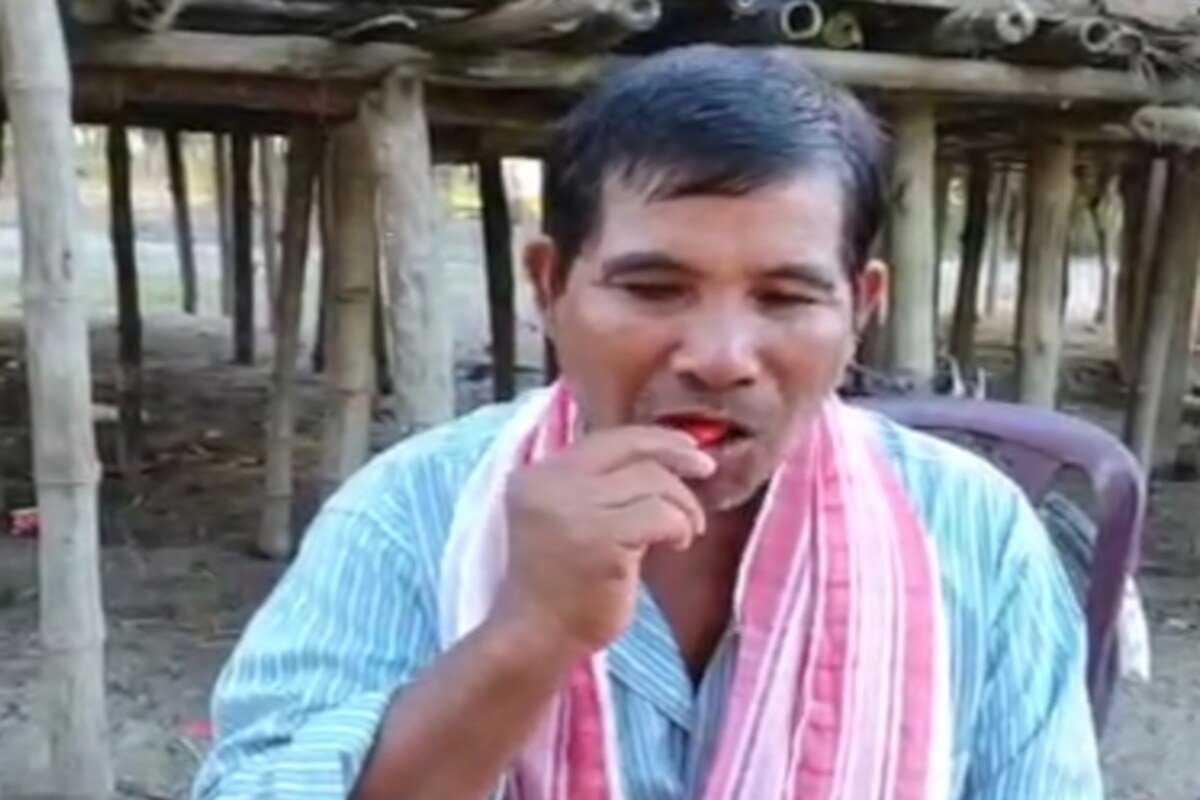 ১ ঘণ্টাত এক কেজিতকৈও বেছি ভোট জলকীয়া খাব পাৰে লোকজনে। খোৱাই নহয়, সেই জলকীয়া চকু, কাণ, মুখ অৰ্থাৎ শৰীৰৰ যি কোনো স্থানতে লগালেও জ্বলন অনুভৱে নকৰে ব্যক্তিজনে। ১ ঘণ্টাত এক কেজিতকৈও বেছি ভোট জলকীয়া খাব পাৰে লোকজনে। খোৱাই নহয়, সেই জলকীয়া চকু, কাণ, মুখ অৰ্থাৎ শৰীৰৰ যি কোনো স্থানতে লগালেও জ্বলন অনুভৱে নকৰে ব্যক্তিজনে।