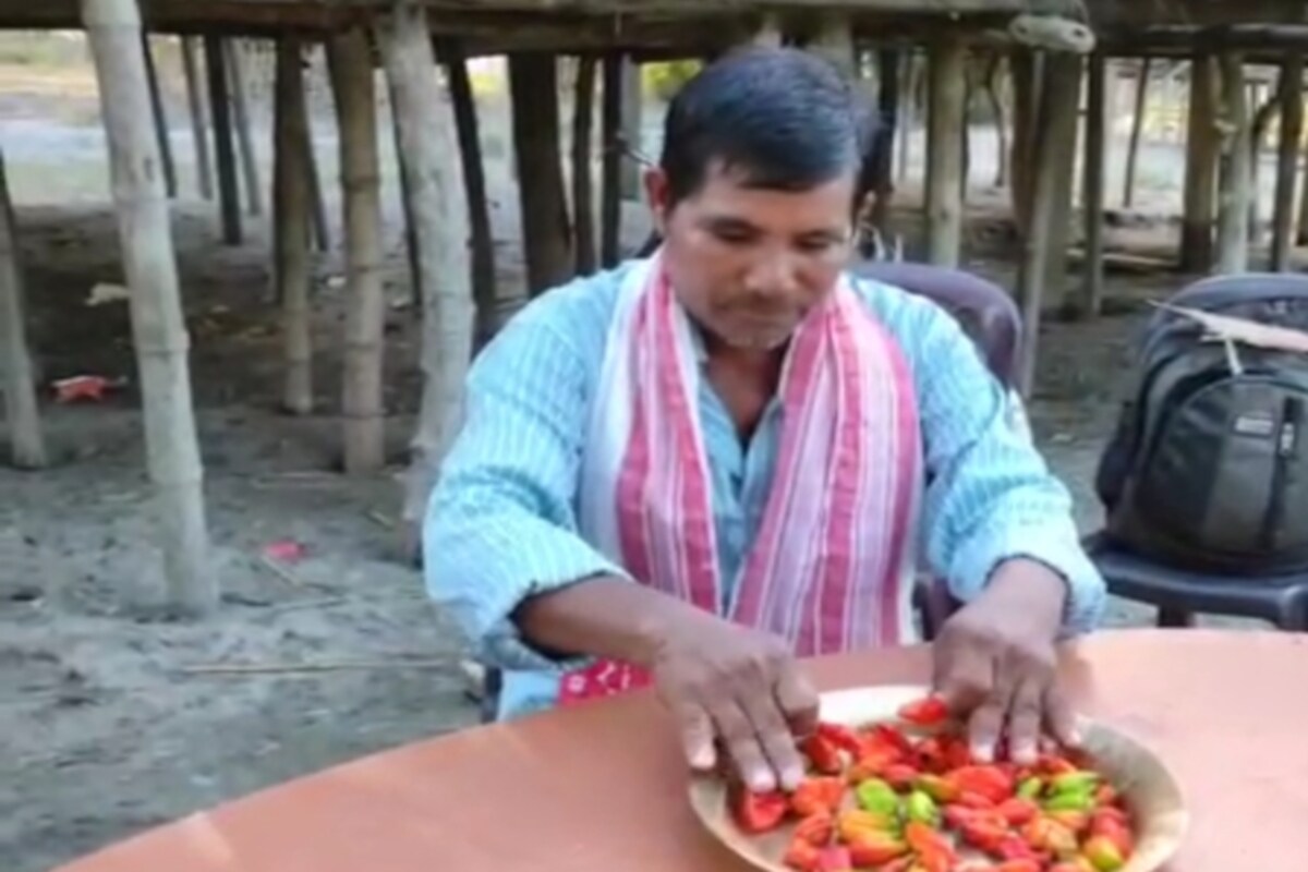 ৫৫ বছৰীয়া গালং পেগু পেছাত এজন খেতিয়ক। বৰ্তমান গালং পেগুৰ বাসগৃহৰ পৰা মাত্ৰ ২০০ মিটাৰ দূৰৈত ব্ৰহ্মপুত্ৰ নদী। ৫৫ বছৰীয়া গালং পেগু পেছাত এজন খেতিয়ক। বৰ্তমান গালং পেগুৰ বাসগৃহৰ পৰা মাত্ৰ ২০০ মিটাৰ দূৰৈত ব্ৰহ্মপুত্ৰ নদী।