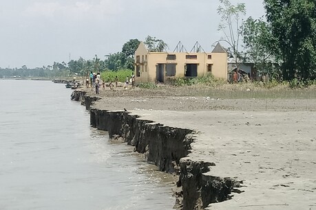 বান–খহনীয়াই থানবান কৰি পেলালে আপোন ঘৰখন, মুকলি আকাশৰ তলত হাজাৰ হাজাৰ গৃহহীন লোক বান–খহনীয়াই থানবান কৰি পেলালে আপোন ঘৰখন, মুকলি আকাশৰ তলত হাজাৰ হাজাৰ গৃহহীন লোক