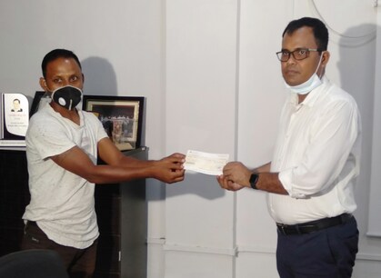 কথা ৰাখিলে লক্ষ্য কোঁৱৰে, ৰাষ্ট্ৰীয় ফুটবলাৰ ৰাহাজুদ্দিন আহমেদলৈ আগবঢ়ালে ৩৫ হাজাৰ টকাৰ চেক কথা ৰাখিলে লক্ষ্য কোঁৱৰে, ৰাষ্ট্ৰীয় ফুটবলাৰ ৰাহাজুদ্দিন আহমেদলৈ আগবঢ়ালে ৩৫ হাজাৰ টকাৰ চেক