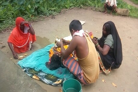 অন্ধবিশ্বাসে কৰিছে গ্ৰাস! মৃত মহিলাক মন্ত্ৰ উচ্চাৰণেৰে জীয়াই তোলাৰ অপচেষ্টা একাংশৰ অন্ধবিশ্বাসে কৰিছে গ্ৰাস! মৃত মহিলাক মন্ত্ৰ উচ্চাৰণেৰে জীয়াই তোলাৰ অপচেষ্টা একাংশৰ