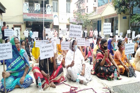 দুলু আহমেদৰ নিলম্বন প্ৰত্যাহাৰৰ দাবীত ৰাজীৱ ভৱনত প্ৰতিবাদী কাৰ্যসূচী দলীয় কৰ্মীৰ দুলু আহমেদৰ নিলম্বন প্ৰত্যাহাৰৰ দাবীত ৰাজীৱ ভৱনত প্ৰতিবাদী কাৰ্যসূচী দলীয় কৰ্মীৰ