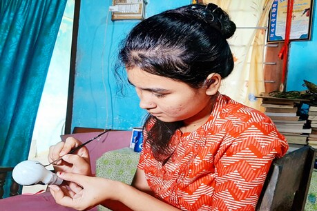 এটা চাউলতে জাতীয় পতাকা, ইলেক্ট্ৰিক বাল্বত অসমৰ লোকবাদ্য অংকন কৰি চৰ্চাত যোৰহাটৰ ময়ূৰী এটা চাউলতে জাতীয় পতাকা, ইলেক্ট্ৰিক বাল্বত অসমৰ লোকবাদ্য অংকন কৰি চৰ্চাত যোৰহাটৰ ময়ূৰী
