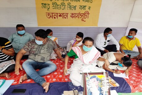 বৰহোলাৰ জয়ন্ত বৰাৰ ৰহস্যজনক মৃত্যুৰ বাবে দায়ী কোন? দোষীৰ শাস্তিৰ দাবীত মাতৃৰ আমৰণ অনশন বৰহোলাৰ জয়ন্ত বৰাৰ ৰহস্যজনক মৃত্যুৰ বাবে দায়ী কোন? দোষীৰ শাস্তিৰ দাবীত মাতৃৰ আমৰণ অনশন
