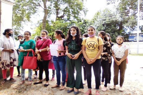 ‘আমাক স্কুটী লাগিবই’-মুখ্যমন্ত্ৰীলৈ স্মাৰকপত্ৰ বঞ্চিত মেধাৱী ছাত্ৰীৰ ‘আমাক স্কুটী লাগিবই’-মুখ্যমন্ত্ৰীলৈ স্মাৰকপত্ৰ বঞ্চিত মেধাৱী ছাত্ৰীৰ
