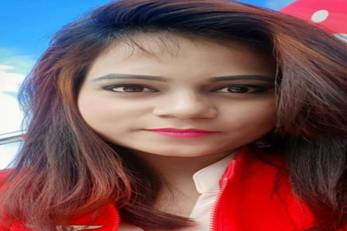 এয়াৰ এছিয়া নামৰ বিমান পৰিবহণ কোম্পানীত কৰ্মৰত অসমৰ এগৰাকী যুৱতীৰ মৃতদেহ বেংগালুৰুত উদ্ধাৰ হোৱা ঘটনাই তীব্ৰ চাঞ্চল্যৰ কৰিছে নগাঁৱত। জানিব পৰা মতে, বেংগালুৰুবিমান কোঠৰ সমীপৰ এটা ফ্লেটত উদ্ধাৰ হৈছে নগাঁৱৰ পৰিণীতা বৰা(২৫) নামৰ এগৰাকী যুৱতীৰ মৃতদেহ। এয়াৰ এছিয়া নামৰ বিমান পৰিবহণ কোম্পানীত কৰ্মৰত অসমৰ এগৰাকী যুৱতীৰ মৃতদেহ বেংগালুৰুত উদ্ধাৰ হোৱা ঘটনাই তীব্ৰ চাঞ্চল্যৰ কৰিছে নগাঁৱত। জানিব পৰা মতে, বেংগালুৰুবিমান কোঠৰ সমীপৰ এটা ফ্লেটত উদ্ধাৰ হৈছে নগাঁৱৰ পৰিণীতা বৰা(২৫) নামৰ এগৰাকী যুৱতীৰ মৃতদেহ।