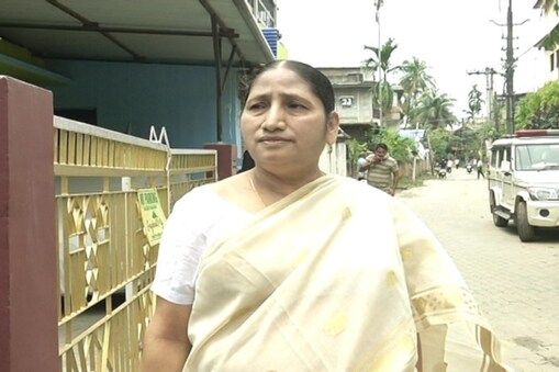 বুধবাৰে মাজনিশা গুৱাহাটীৰ ৰাজপথত জুবিন গাৰ্গক আক্ৰমণৰ অপচেষ্টা কেইজনমান উদণ্ড যুৱকৰ। ঘটনাৰ মূল অভিযুক্ত হিৰকজ্যোতি ৰাজবংশী এতিয়াও পলাতক