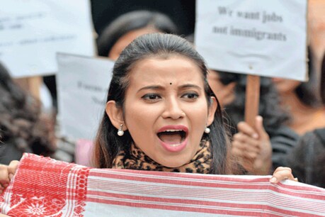 ‘বিজেপিত যোগদান কৰাটো অপৰাধ নহয়, কা’ খন নপঢ়াকৈ আন্দোলন কৰাটোহে অপৰাধ’- ৰাজনীতিলৈ আহিব নেকি বৰষাৰাণী বিষয়া? ‘বিজেপিত যোগদান কৰাটো অপৰাধ নহয়, কা’ খন নপঢ়াকৈ আন্দোলন কৰাটোহে অপৰাধ’- ৰাজনীতিলৈ আহিব নেকি বৰষাৰাণী বিষয়া?