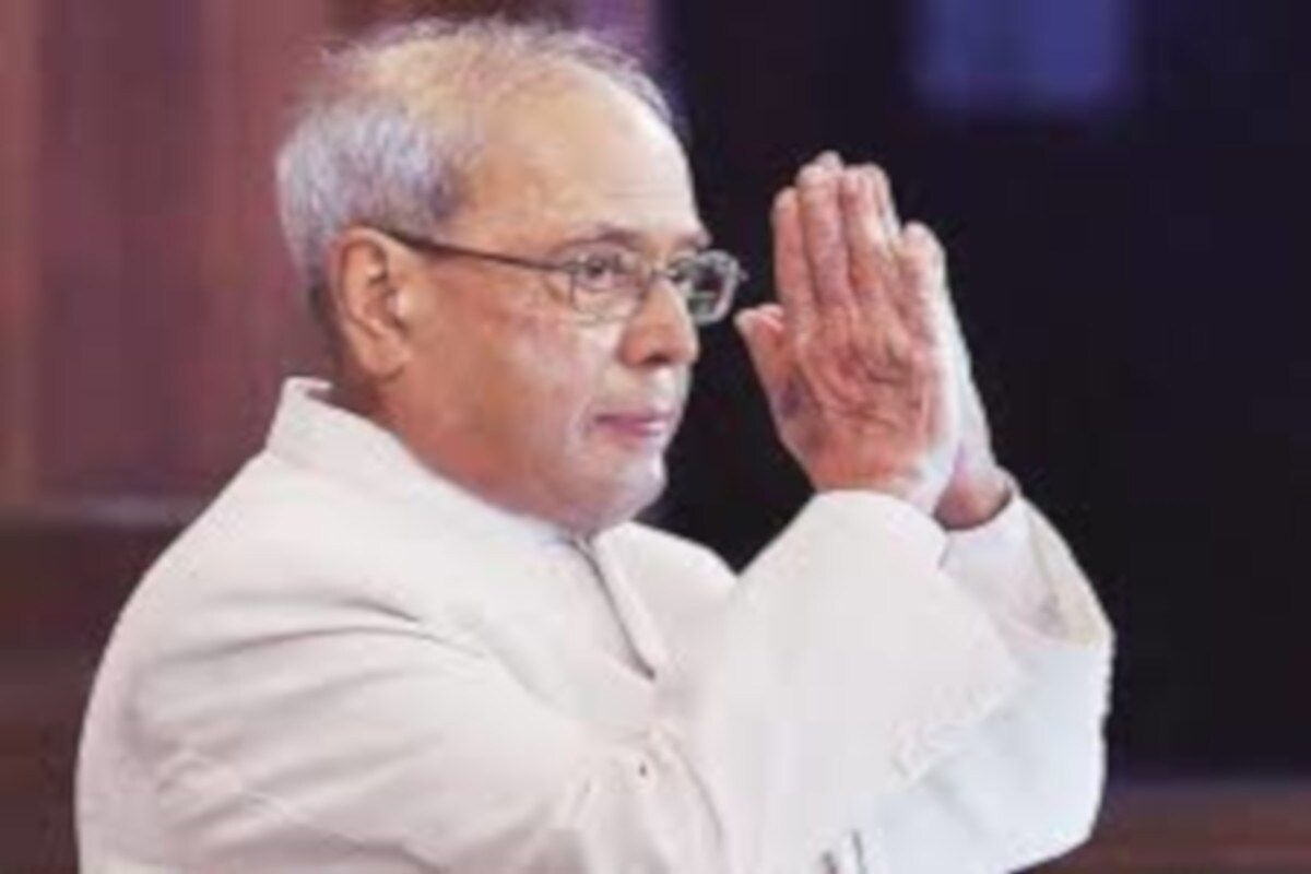 ভাৰতৰ প্ৰাক্তন ৰাষ্ট্রপতি প্ৰণৱ মুখাৰ্জীৰ দেহাৱসান। সোমবাৰে শেষনিশ্বাস ত্যাগ কৰে মুখাৰ্জীয়ে। মৃত্যুৰ সময়ত প্ৰাক্তন ৰাষ্ট্রপতিগৰাকীৰ বয়স আছিল ৮৪বছৰ। ভাৰতৰ ত্ৰয়োদশ ৰাষ্ট্রপতি আছিল প্ৰণৱ মুখাৰ্জী। ২০১২ চনৰ পৰা ২০১৭ চনলৈ ৰাষ্ট্রপতিৰ আসন অলংকৃত কৰিছিল মুখাৰ্জীয়ে। ভাৰতৰ প্ৰাক্তন ৰাষ্ট্রপতি প্ৰণৱ মুখাৰ্জীৰ দেহাৱসান। সোমবাৰে শেষনিশ্বাস ত্যাগ কৰে মুখাৰ্জীয়ে। মৃত্যুৰ সময়ত প্ৰাক্তন ৰাষ্ট্রপতিগৰাকীৰ বয়স আছিল ৮৪বছৰ। ভাৰতৰ ত্ৰয়োদশ ৰাষ্ট্রপতি আছিল প্ৰণৱ মুখাৰ্জী। ২০১২ চনৰ পৰা ২০১৭ চনলৈ ৰাষ্ট্রপতিৰ আসন অলংকৃত কৰিছিল মুখাৰ্জীয়ে।