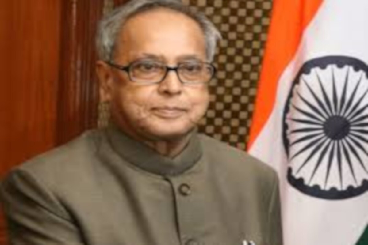 ১৯৩৫ চনৰ ১১ ডিচেম্বৰত জন্মগ্ৰহণ কৰিছিল মুখাৰ্জীয়ে। প্ৰায় পাঁচ দশকৰো অধিক কাল ৰাজনীতিৰ সৈতে জড়িত আছিল মুখাৰ্জী। ভাৰতীয় জাতীয় কংগ্ৰেছৰ জ্যেষ্ঠ নেতাগৰাকীয়ে কেইবাবাৰো লাভ কৰিছিল মন্ত্ৰিত্ব। ২০০৯ৰ পৰা ২০১২ চনলৈ কেন্দ্ৰীয় বিত্ত মন্ত্ৰী হিচাপে কাৰ্যনিৰ্বাহ কৰিছিল মুখাৰ্জীয়ে। কংগ্ৰেছৰ এজন শীৰ্ষস্থানীয় সমস্যা সমাধানকাৰী নেতা আছিল মুখাৰ্জী। ২০১৯ চনত মুখাৰ্জীয়ে লাভ কৰিছিল ভাৰতৰ সৰ্বোচ্চ অসামৰিক সন্মান ভাৰতৰত্ন লাভ কৰিছিল। ১৯৩৫ চনৰ ১১ ডিচেম্বৰত জন্মগ্ৰহণ কৰিছিল মুখাৰ্জীয়ে। প্ৰায় পাঁচ দশকৰো অধিক কাল ৰাজনীতিৰ সৈতে জড়িত আছিল মুখাৰ্জী। ভাৰতীয় জাতীয় কংগ্ৰেছৰ জ্যেষ্ঠ নেতাগৰাকীয়ে কেইবাবাৰো লাভ কৰিছিল মন্ত্ৰিত্ব। ২০০৯ৰ পৰা ২০১২ চনলৈ কেন্দ্ৰীয় বিত্ত মন্ত্ৰী হিচাপে কাৰ্যনিৰ্বাহ কৰিছিল মুখাৰ্জীয়ে। কংগ্ৰেছৰ এজন শীৰ্ষস্থানীয় সমস্যা সমাধানকাৰী নেতা আছিল মুখাৰ্জী। ২০১৯ চনত মুখাৰ্জীয়ে লাভ কৰিছিল ভাৰতৰ সৰ্বোচ্চ অসামৰিক সন্মান ভাৰতৰত্ন লাভ কৰিছিল।