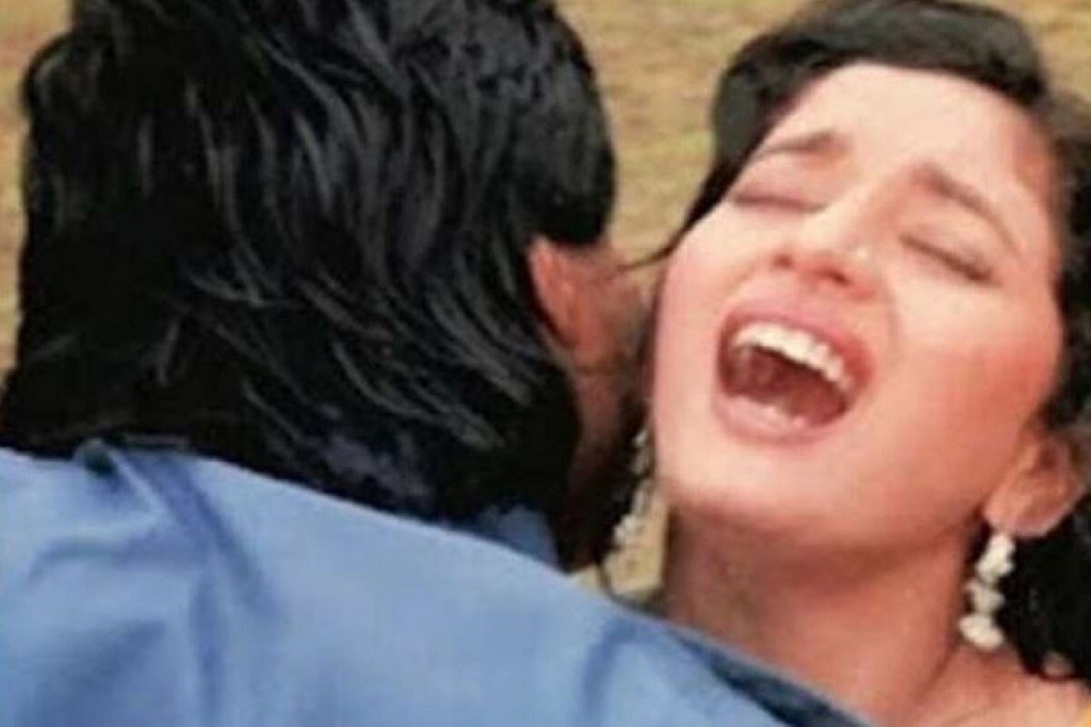 বলিউডৰ ৰোমাণ্টিক অন্তৰংগ দৃশ্য বা ধর্ষণৰ দৃশ্য শ্বুটিঙৰ সময়ত বহু সময়ত নায়িকাসকলে অভিনেতাৰ অভব্য আচৰণৰ সন্মুখীন হ’বলগীয়া হৈছে। বহু সময়ত আনকি এনে পৰিস্থিতিৰ সৃষ্টি হৈছে যে নায়িকাই লজ্জাজনক পৰিস্থিতিতো পৰিবলগীয়া হৈছে। পৰৱৰ্তী সময়ত এনে বহু অভিনেতাৰ সৈতে নায়িকাই কমা নকৰাৰ সিদ্ধান্তও লৈছে। পেছাদাৰী মনোভাৱ ত্যাগ কৰি ব্যক্তিগত আৱেগত উটি যোৱা এনে অভিনেতাৰ কাৰণে শ্বুটিং স্পটত বাঢ়িছে অশান্তি। বলিউডৰ এনে কিছু ঘটনা তুলি ধৰা হ’ল। বলিউডৰ ৰোমাণ্টিক অন্তৰংগ দৃশ্য বা ধর্ষণৰ দৃশ্য শ্বুটিঙৰ সময়ত বহু সময়ত নায়িকাসকলে অভিনেতাৰ অভব্য আচৰণৰ সন্মুখীন হ’বলগীয়া হৈছে। বহু সময়ত আনকি এনে পৰিস্থিতিৰ সৃষ্টি হৈছে যে নায়িকাই লজ্জাজনক পৰিস্থিতিতো পৰিবলগীয়া হৈছে। পৰৱৰ্তী সময়ত এনে বহু অভিনেতাৰ সৈতে নায়িকাই কমা নকৰাৰ সিদ্ধান্তও লৈছে। পেছাদাৰী মনোভাৱ ত্যাগ কৰি ব্যক্তিগত আৱেগত উটি যোৱা এনে অভিনেতাৰ কাৰণে শ্বুটিং স্পটত বাঢ়িছে অশান্তি। বলিউডৰ এনে কিছু ঘটনা তুলি ধৰা হ’ল।