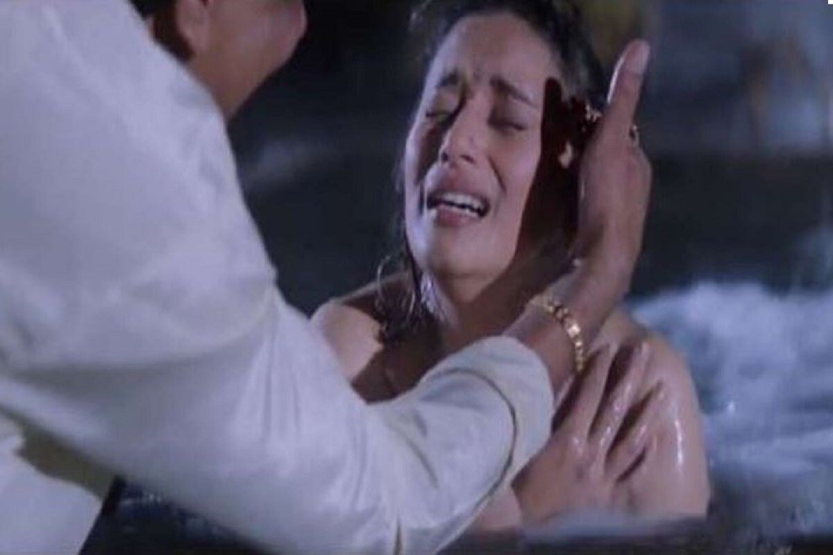 মিঠুন আৰু মাধুৰীৰ চিনেমা প্ৰেম প্ৰতিজ্ঞাত এনে ধৰণৰ এটা ঘটনা ঘটিছিল। অৱশ্যে সেই কাণ্ড মিঠুনে নহয় কৰিছিল ৰঞ্জিতে। মাধুৰীৰ সৈতে অভব্য আচৰণ কৰা ৰঞ্জিত চিনেমাখনৰ ভিলেইন আছিল। এটা দৃশ্যত তেওঁ মাধুৰীৰ শ্লীলতা হানি কৰিব লাগে আৰু তাতেই তেওঁ নিজকে সম্বৰণ কৰিব নোৱাৰা হৈ পৰাত বাৰুকৈ ভয় খাইছিল মাধুৰীয়ে! মিঠুন আৰু মাধুৰীৰ চিনেমা প্ৰেম প্ৰতিজ্ঞাত এনে ধৰণৰ এটা ঘটনা ঘটিছিল। অৱশ্যে সেই কাণ্ড মিঠুনে নহয় কৰিছিল ৰঞ্জিতে। মাধুৰীৰ সৈতে অভব্য আচৰণ কৰা ৰঞ্জিত চিনেমাখনৰ ভিলেইন আছিল। এটা দৃশ্যত তেওঁ মাধুৰীৰ শ্লীলতা হানি কৰিব লাগে আৰু তাতেই তেওঁ নিজকে সম্বৰণ কৰিব নোৱাৰা হৈ পৰাত বাৰুকৈ ভয় খাইছিল মাধুৰীয়ে!