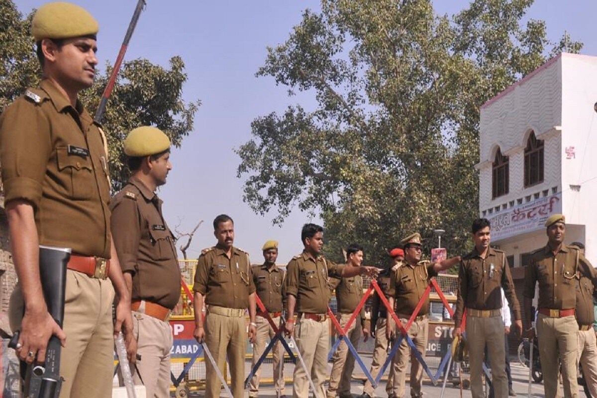 প্ৰায় চাৰে এঘাৰটা বজাত মোদীয়ে অৱতৰণ কৰিব অযোধ্যাত৷ কমেও ৩ঘণ্টা অযোধ্যাত থাকিব তেওঁ। এই সময়চোৱাত মোদীৰ আশে পাশে থাকিব ১৫০জনীয়া আৰক্ষীৰ দল। এওঁলোকৰ সকলোৰে শাৰীৰিক পৰীক্ষা সম্পন্ন কৰা হৈছে। Covid-19ৰ পৰা সুস্থ হৈ উঠা এইসকলৰ শৰীৰত এণ্টিবডী তৈয়াৰ হোৱাৰ ফলত আগন্তুক কেইবামাহলৈ এওঁলোকৰ কোৰোণাত আক্ৰান্ত হোৱাৰ ভয় নাই। প্ৰায় চাৰে এঘাৰটা বজাত মোদীয়ে অৱতৰণ কৰিব অযোধ্যাত৷ কমেও ৩ঘণ্টা অযোধ্যাত থাকিব তেওঁ। এই সময়চোৱাত মোদীৰ আশে পাশে থাকিব ১৫০জনীয়া আৰক্ষীৰ দল। এওঁলোকৰ সকলোৰে শাৰীৰিক পৰীক্ষা সম্পন্ন কৰা হৈছে। Covid-19ৰ পৰা সুস্থ হৈ উঠা এইসকলৰ শৰীৰত এণ্টিবডী তৈয়াৰ হোৱাৰ ফলত আগন্তুক কেইবামাহলৈ এওঁলোকৰ কোৰোণাত আক্ৰান্ত হোৱাৰ ভয় নাই।