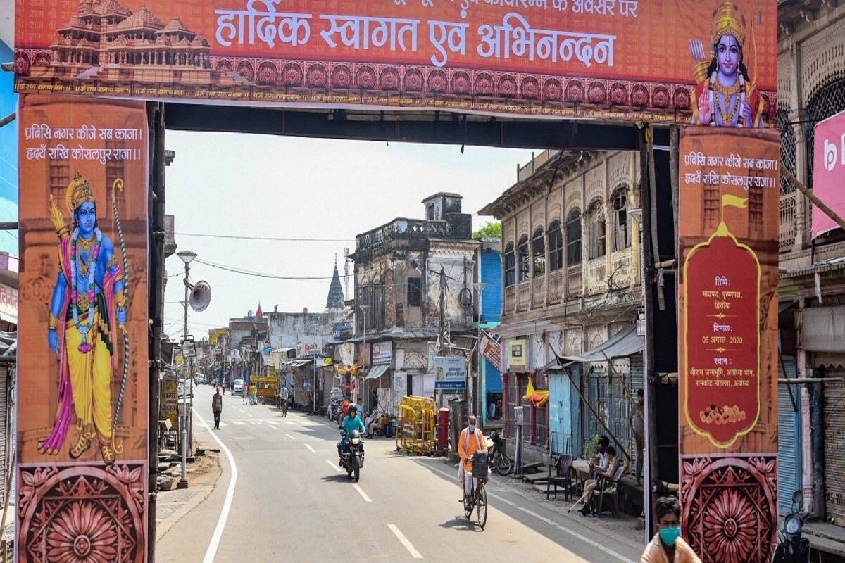 উত্তৰপ্রদেশৰ ডিএছপি দীপক কুমাৰৰ কথাযৰে, 'প্রট’কল অনুসৰি প্রধানমন্ত্রীৰ সুৰক্ষাত সুস্থ নিৰাপত্তাৰক্ষীকেই মোতায়েন কৰা হয়। এই মুহূর্তত যিসকলে Covid-19ৰ পৰা সুস্থ হৈ উঠিছে, তেওঁলোকতকৈ স্বাস্থ্যৱান ব্যক্তি আৰু কোনো নাই।’ উত্তৰপ্রদেশৰ ডিএছপি দীপক কুমাৰৰ কথাযৰে, 'প্রট’কল অনুসৰি প্রধানমন্ত্রীৰ সুৰক্ষাত সুস্থ নিৰাপত্তাৰক্ষীকেই মোতায়েন কৰা হয়। এই মুহূর্তত যিসকলে Covid-19ৰ পৰা সুস্থ হৈ উঠিছে, তেওঁলোকতকৈ স্বাস্থ্যৱান ব্যক্তি আৰু কোনো নাই।’