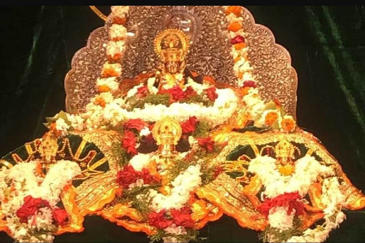 আজি বুধবাৰ সেয়ে ৰামলালাক সেই হিচাপত ৰঙা বৰণৰ পোচাক পিন্ধোৱা হৈছে। তেওঁৰ লগত আছে ৰামভক্ত হনুমান। হনুমানৰ মূৰ্তিও ধুনীয়াকৈ সজোৱা হৈছে। বৈদিক ৰীতি মতে প্ৰধানমন্ত্ৰী নৰেন্দ্ৰ মোদীয়ে ভূমি পূজনত অংশ ল’ব। ২১ জন ব্রাহ্মণৰ দলে এই ভূমি পূজাৰ কাম কৰিব। কাশী, অযোধ্যা, প্রয়াগৰাজৰ পৰা বিদ্বানসকল আহিছে এই কামৰ কাৰণে। প্ৰত্যেক যজ্ঞবেদীত বেলেগে বেলেগে ভূমি পূজা কৰিব ব্ৰাহ্মণে। আজি বুধবাৰ সেয়ে ৰামলালাক সেই হিচাপত ৰঙা বৰণৰ পোচাক পিন্ধোৱা হৈছে। তেওঁৰ লগত আছে ৰামভক্ত হনুমান। হনুমানৰ মূৰ্তিও ধুনীয়াকৈ সজোৱা হৈছে। বৈদিক ৰীতি মতে প্ৰধানমন্ত্ৰী নৰেন্দ্ৰ মোদীয়ে ভূমি পূজনত অংশ ল’ব। ২১ জন ব্রাহ্মণৰ দলে এই ভূমি পূজাৰ কাম কৰিব। কাশী, অযোধ্যা, প্রয়াগৰাজৰ পৰা বিদ্বানসকল আহিছে এই কামৰ কাৰণে। প্ৰত্যেক যজ্ঞবেদীত বেলেগে বেলেগে ভূমি পূজা কৰিব ব্ৰাহ্মণে।