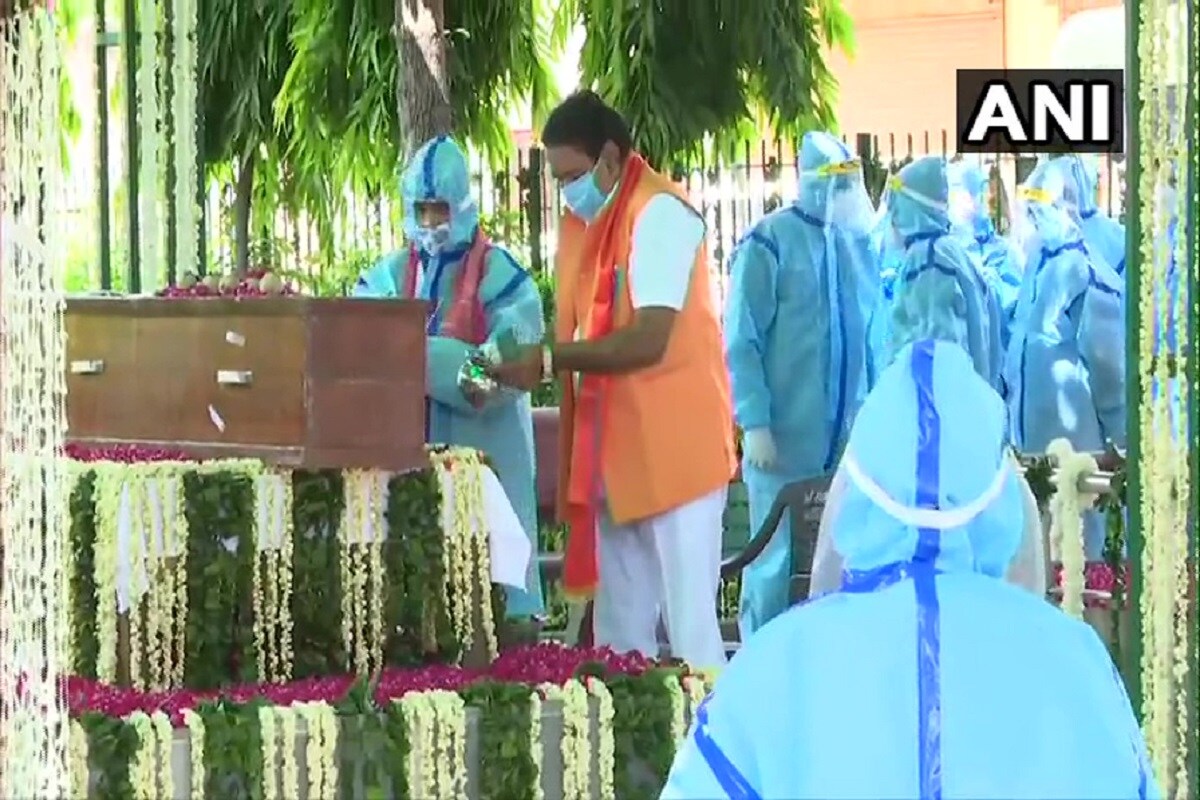 লোধী ৰোডৰ শ্মশানত শেষকৃত্য সম্পন্ন প্রাক্তন ৰাষ্ট্রপতি প্রণৱ মুখাৰ্জীৰ। অশ্ৰুসিক্ত নয়নেৰে পিতৃক অন্তিম বিদায় জনালে প্রণৱ পুত্রই ৷ কোৰোণা নিয়মৰ কাৰণে মাস্ক পৰিধান কৰি দূৰত্ব মানি শেষকৃত্যৰ নিয়ম সম্পন্ন কৰে অভিজিত মুখাৰ্জীয়ে। লোধী ৰোডৰ শ্মশানত শেষকৃত্য সম্পন্ন প্রাক্তন ৰাষ্ট্রপতি প্রণৱ মুখাৰ্জীৰ। অশ্ৰুসিক্ত নয়নেৰে পিতৃক অন্তিম বিদায় জনালে প্রণৱ পুত্রই ৷ কোৰোণা নিয়মৰ কাৰণে মাস্ক পৰিধান কৰি দূৰত্ব মানি শেষকৃত্যৰ নিয়ম সম্পন্ন কৰে অভিজিত মুখাৰ্জীয়ে।
